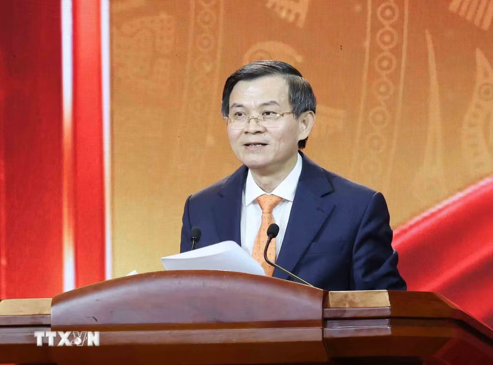 Đồng chí Đoàn Minh Huấn, Ủy viên Bộ Chính trị, Giám đốc Học viện Chính trị quốc gia Hồ Chí Minh phát biểu tại Lễ trao giải Cuộc thi chính luận về bảo vệ nền tảng tư tưởng của Đảng lần thứ 6. (Ảnh: Phương Hoa/TTXVN) ttxvn_thuong-truc-ban-bi-thu-tran-cam-tu-du-le-trao-giai-cuoc-thi-chinh-luan-ve-bao-ve-nen-tang-tu-tuong-cua-dang-16.jpg