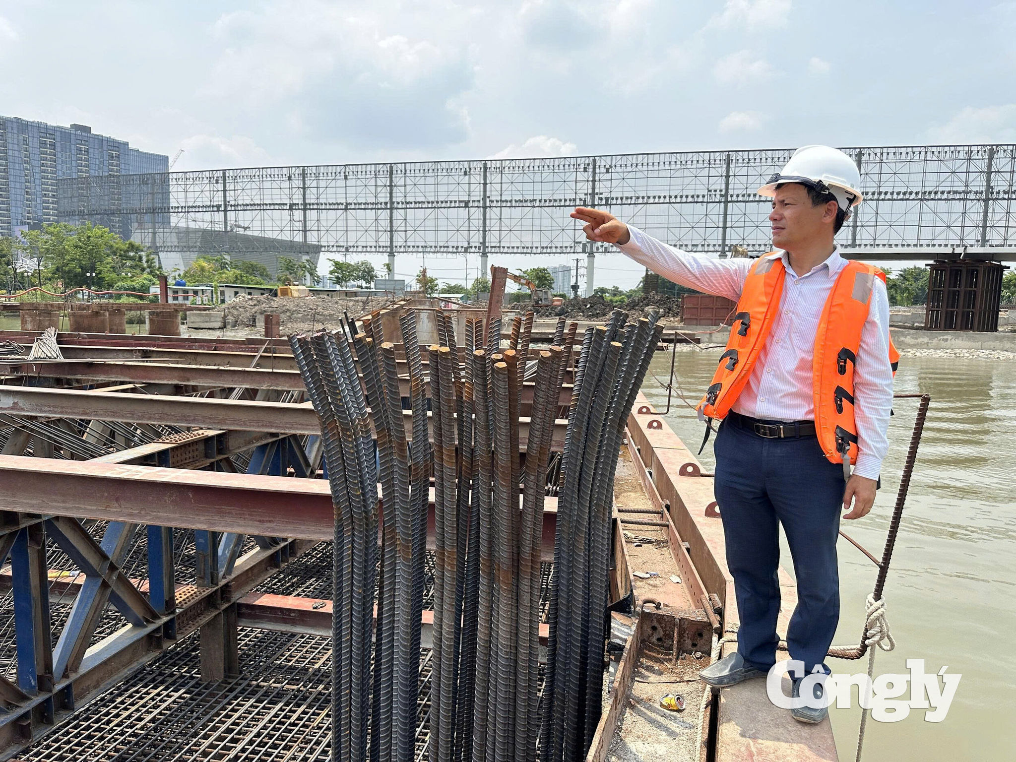 Công trình cầu đi bộ sẽ hợp long vào sáng 21/10.