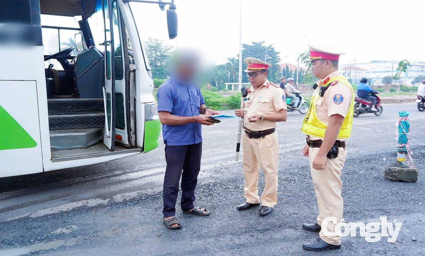 Lực lượng CSGT kiểm tra các điều kiện bảo đảm an toàn giao thông.