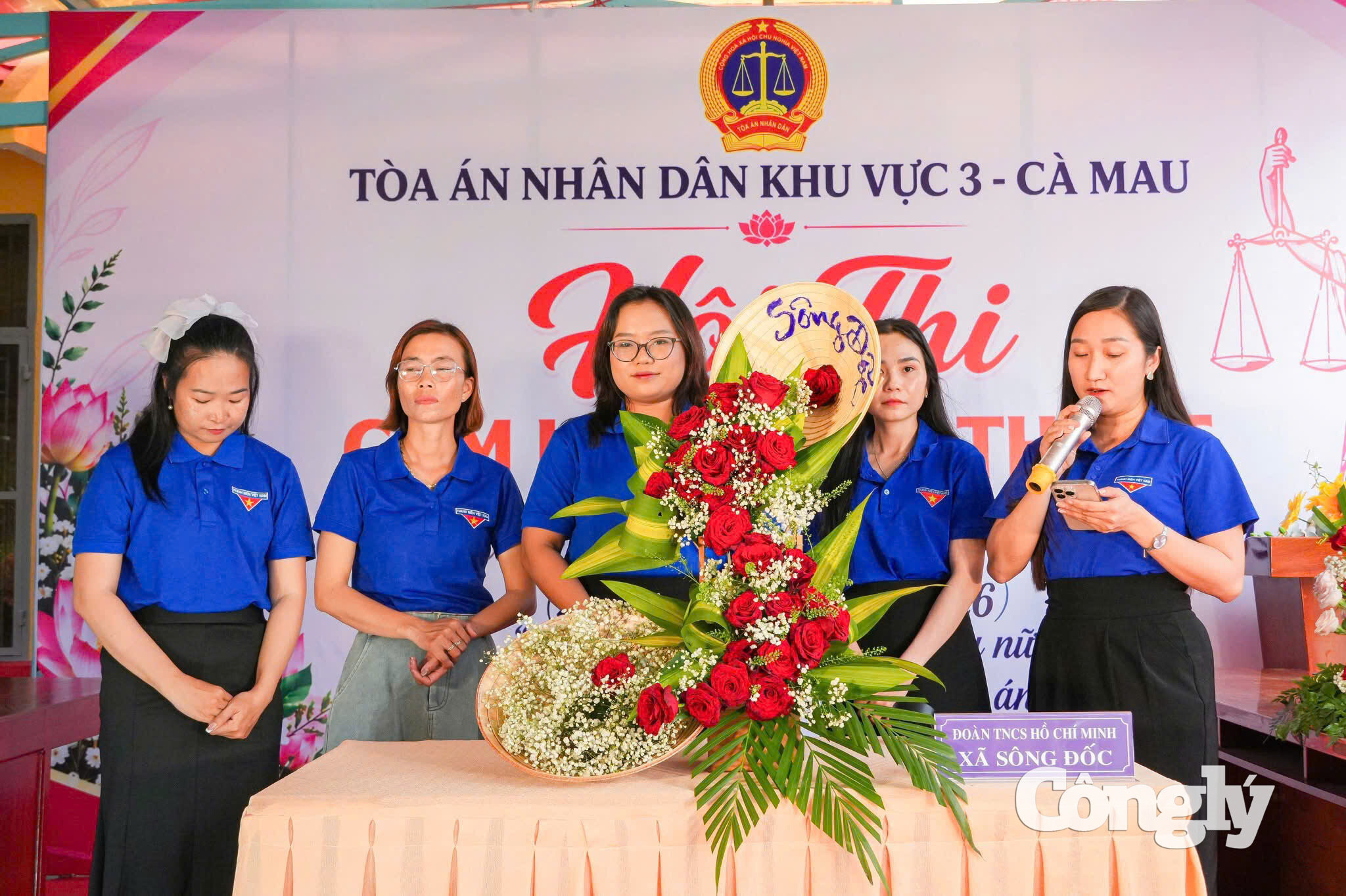 Đội Đoàn TNCS Hồ Chí Minh xã Sông Đốc thuyết trình về tác phẩm dự thi.