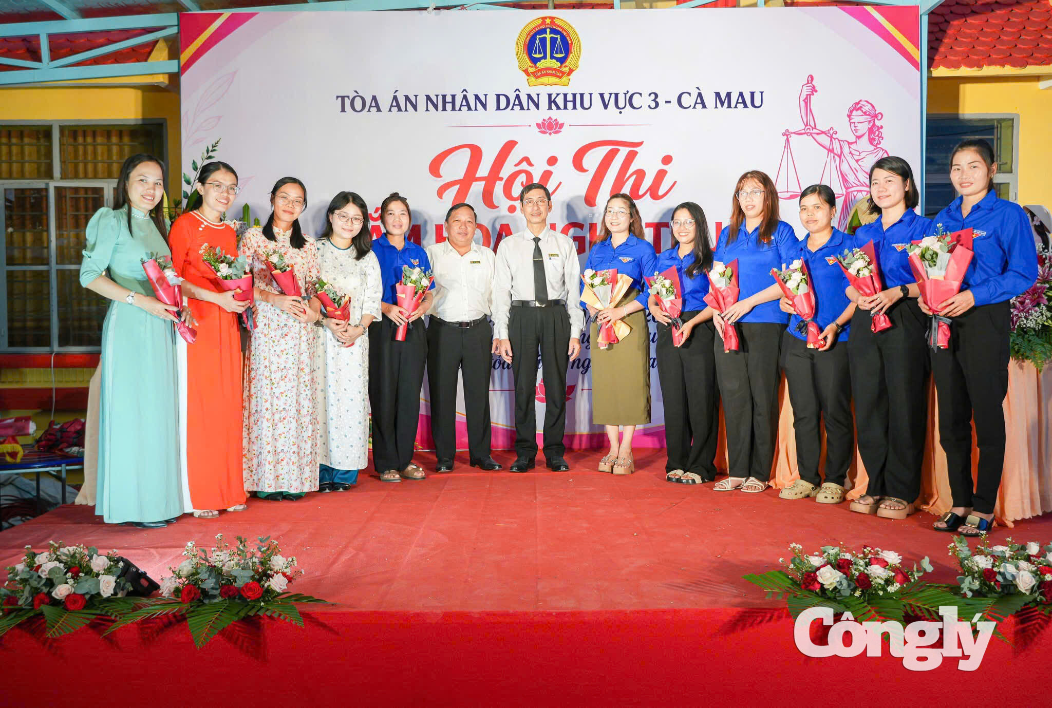 Lãnh đạo TAND khu vực 3 – Cà Mau tặng hoa chúc mừng cán bộ, công chức, người lao động và khách mời nữ tại Hội thi.