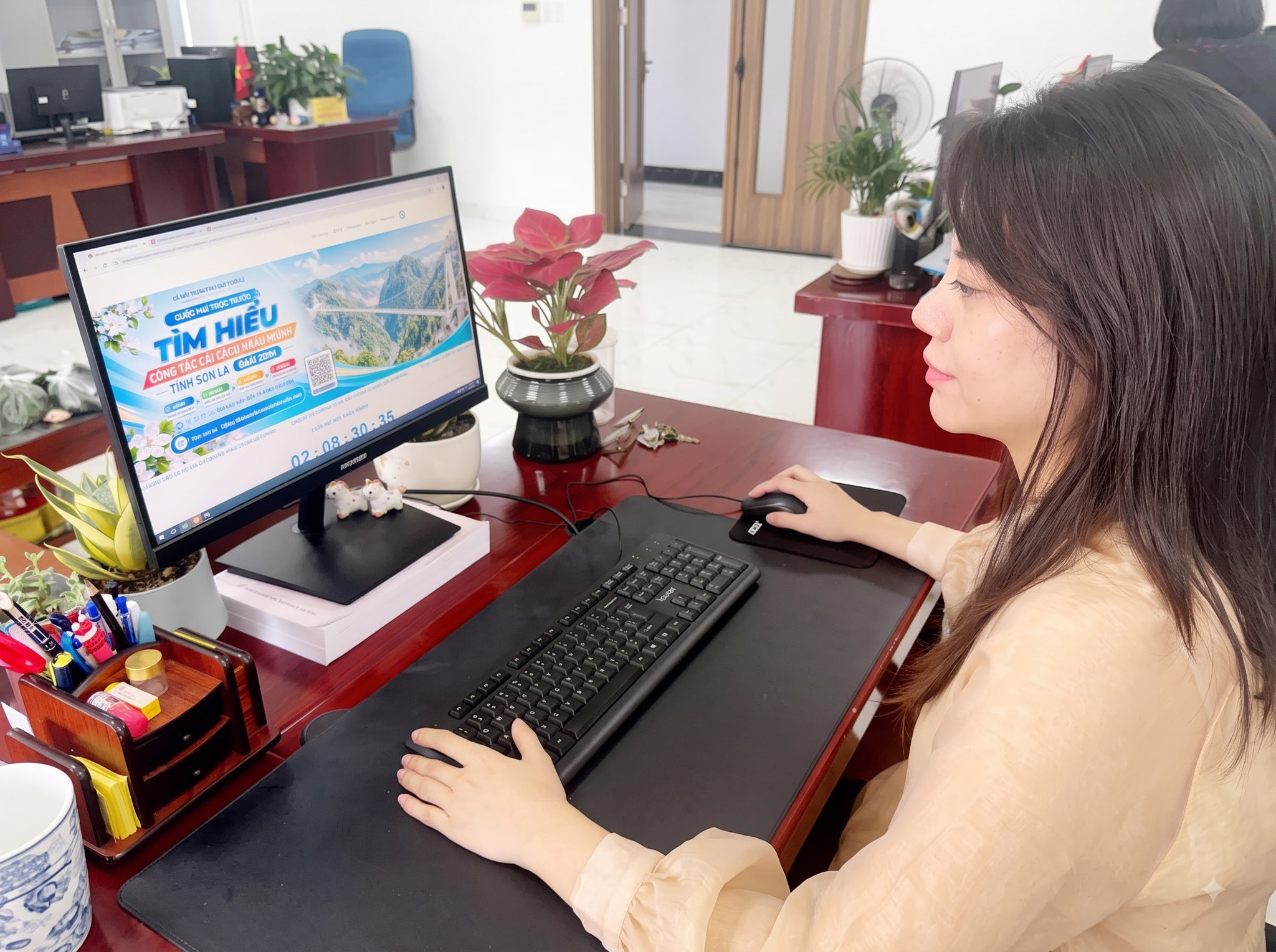 Công chức Đảng ủy UBND tỉnh Sơn La tham gia cuộc thi.