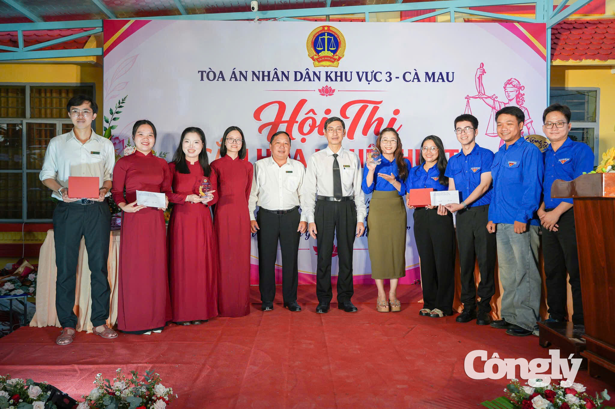 Đại diện các đội thi nhận giải và chụp ảnh lưu niệm cùng lãnh đạo TAND khu vực 3 – Cà Mau.