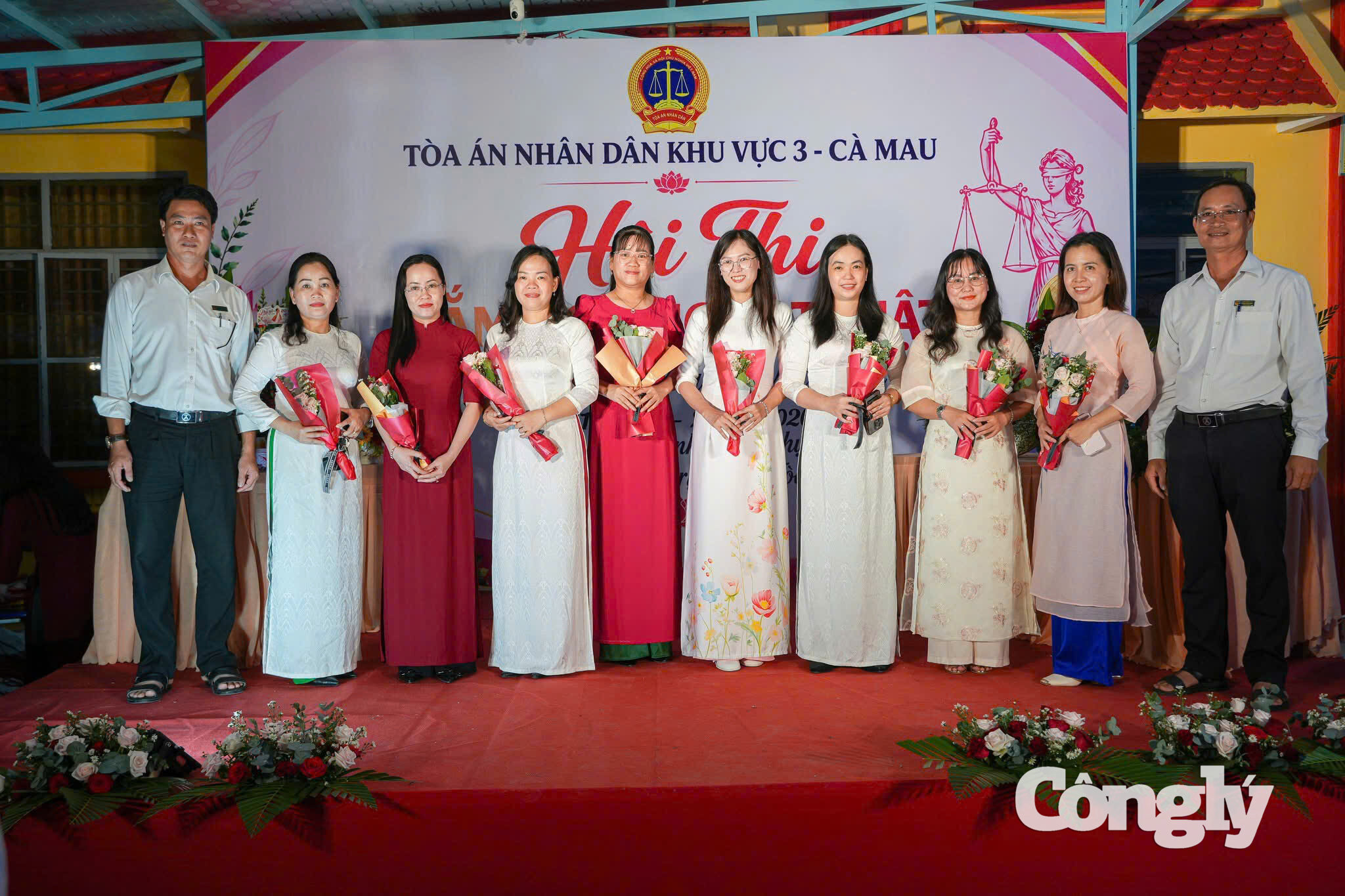 Lãnh đạo đơn vị chụp ảnh lưu niệm cùng các chị em nhân Ngày Phụ nữ Việt Nam 2010.