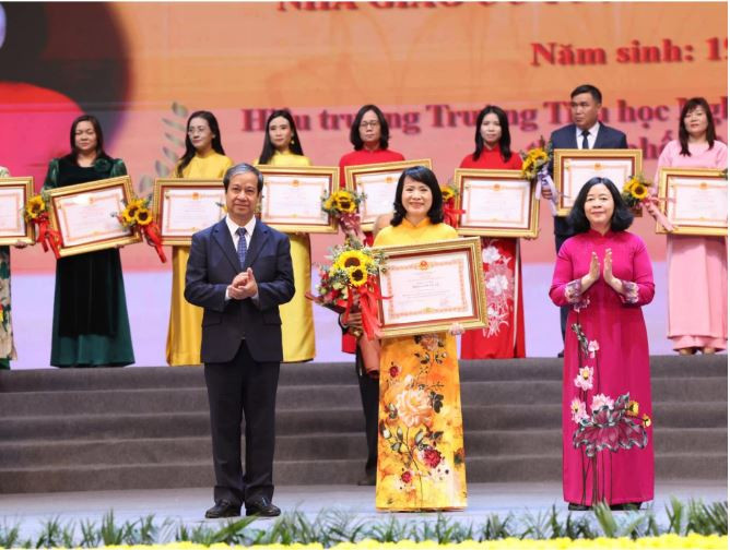 Nhà giáo Ưu tú Nguyễn Thị Bích Nga, Bí thư Đảng bộ, Hiệu trưởng Trường Tiểu học Nghĩa Tân.