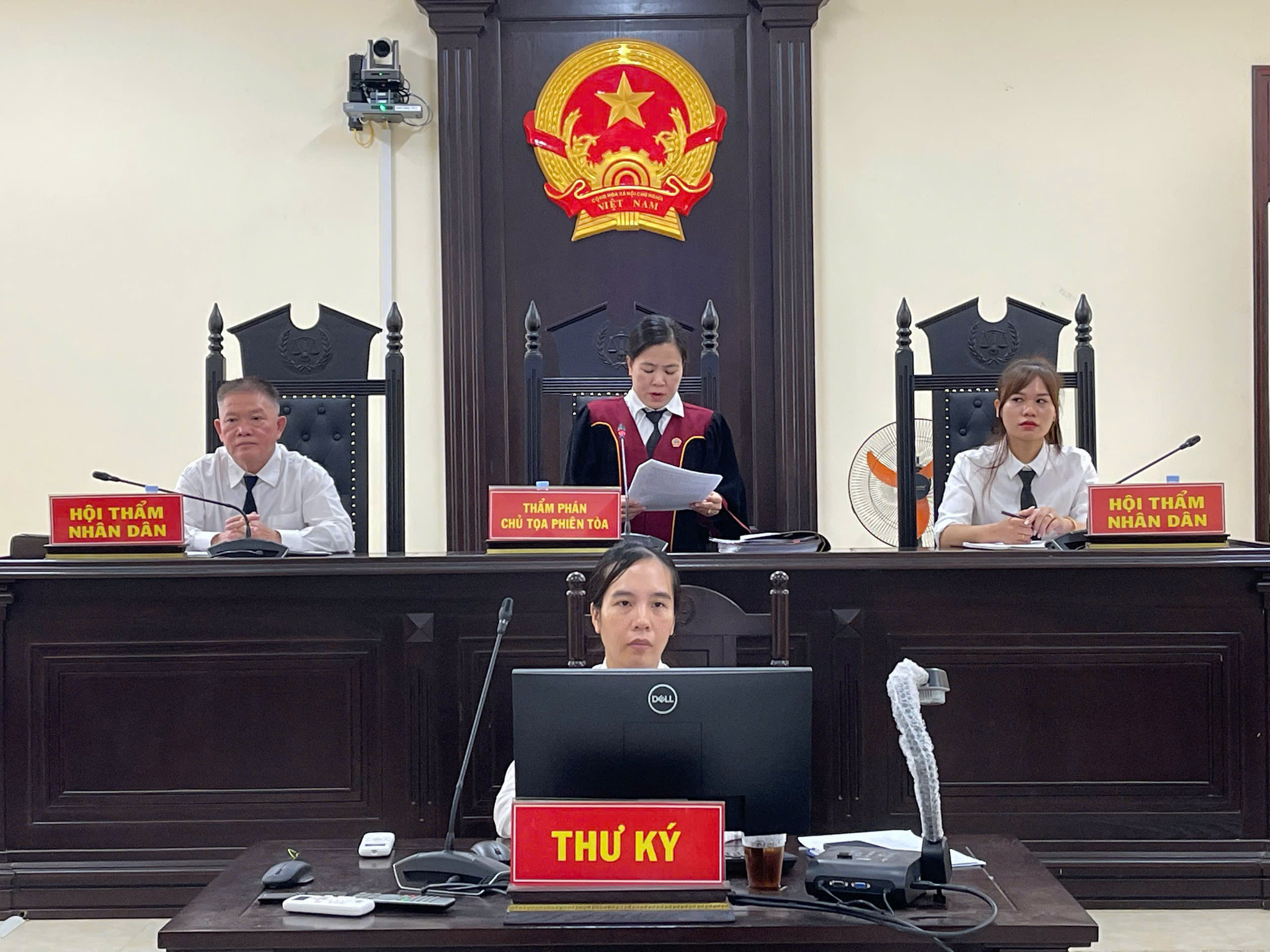 nữ chánh án (2)