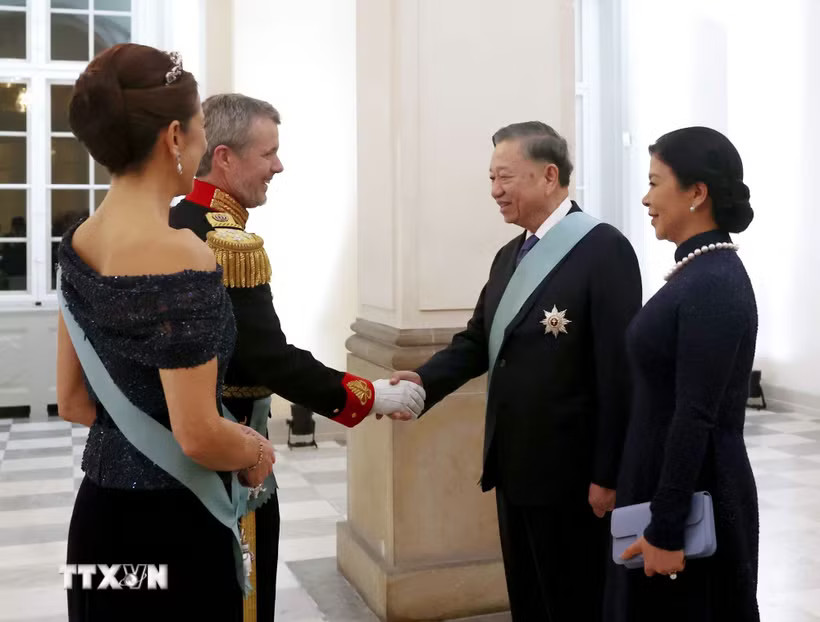 Nhà Vua Đan Mạch Frederik X và Hoàng hậu Mary đón Tổng Bí thư, Chủ tịch nước Tô Lâm và Phu nhân Ngô Phương Ly. (Ảnh: Thống Nhất – TTXVN)