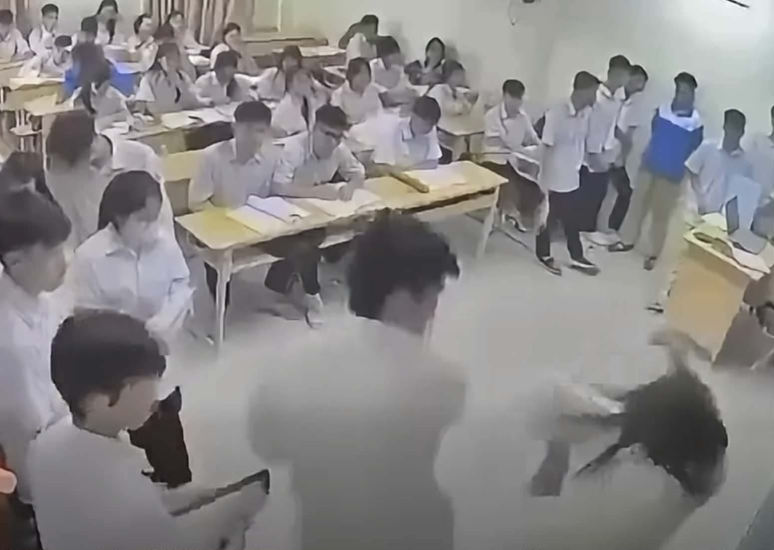 Nam sinh hành hung cô giáo tại lớp học được camera ghi lại. (Ảnh cắt từ clip)