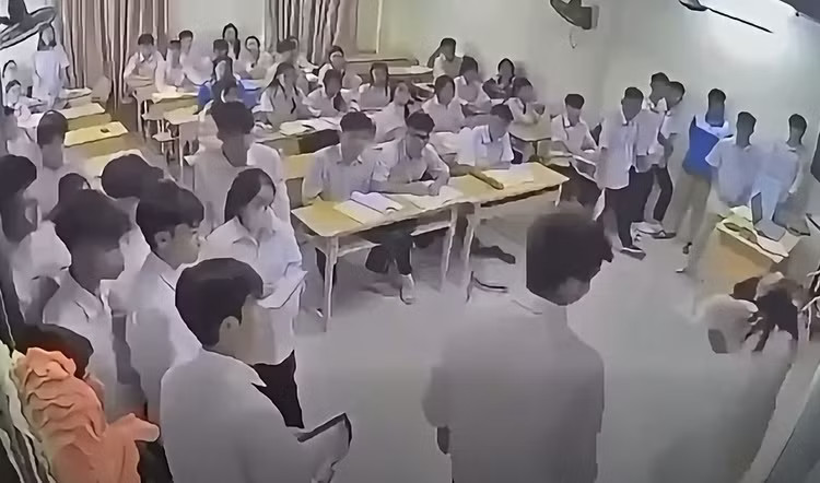 Nam sinh đánh cô giáo trên bục giảng (Ảnh: Chụp màn hình).