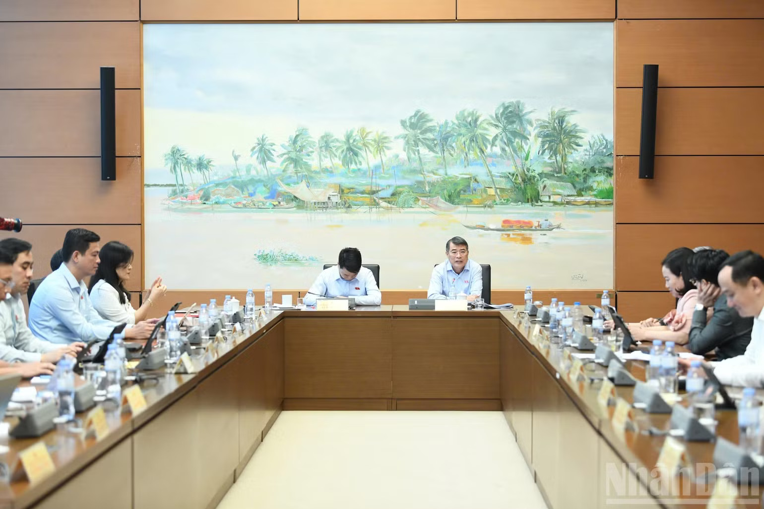 Quang cảnh phiên thảo luận tại Tổ 3. (Ảnh: DUY LINH) ndo_br_img-1792558025051-1792558155280.jpg