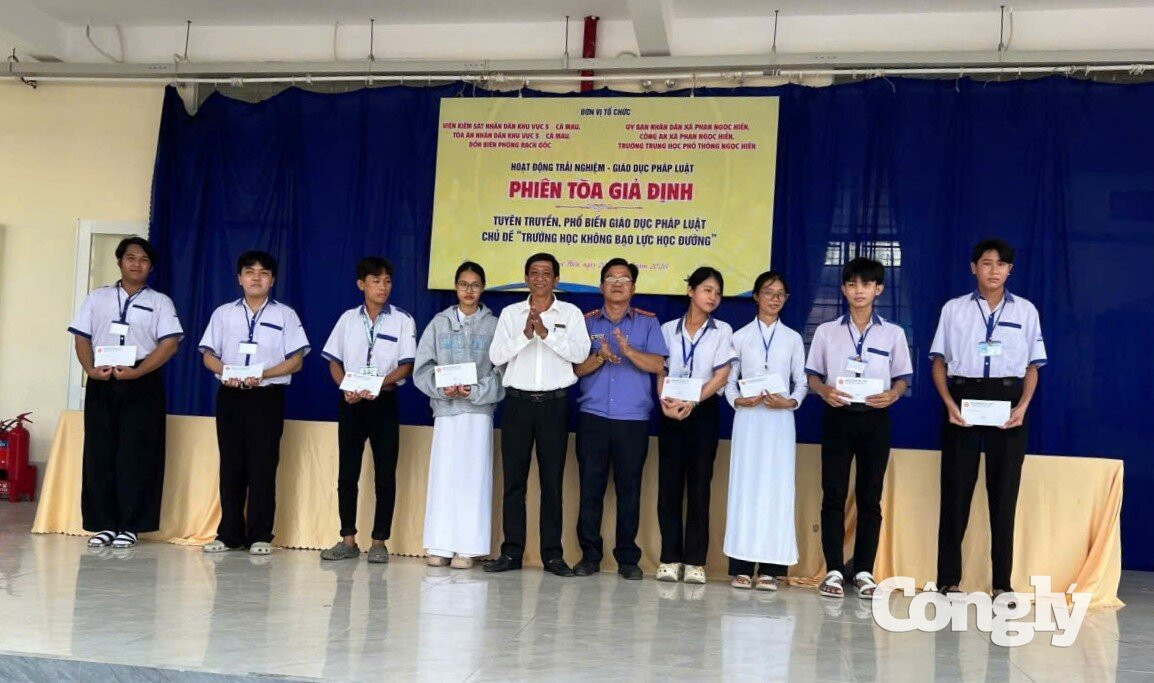 Chánh án TAND khu vực 5 - Cà Mau Lê Minh Khánh cùng lãnh đạo Viện Kiểm sát khu vực 5 trao quà cho học sinh