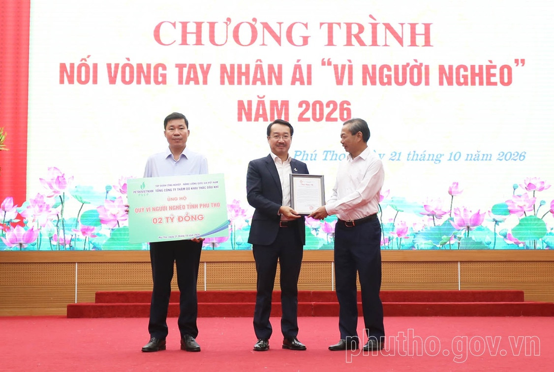 Đại diện lãnh đạo Ủy ban MTTQ Việt Nam tỉnh tiếp nhận biểu trưng ủng hộ Quỹ “Vì người nghèo” tỉnh và trao thư cảm ơn cho các cơ quan, đơn vị, doanh nghiệp