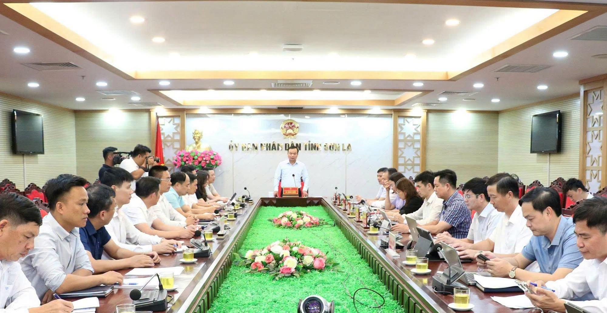 Đồng chí Hà Trung Chiến, Phó Chủ tịch Thường trực UBND tỉnh Sơn La, chủ trì cuộc làm việc