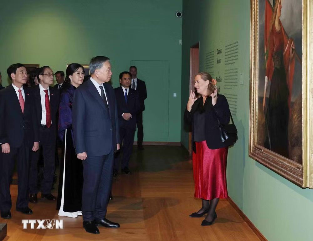 Tổng Bí thư, Chủ tịch nước Tô Lâm và Phu nhân Ngô Phương Ly tham quan Bảo tàng Glyptotek tại trung tâm thủ đô Copenhagen (Đan Mạch). (Ảnh: Thống Nhất/TTXVN) ttxvn_tong-bi-thu-chu-tich-nuoc-to-lam-va-phu-nhan-tham-quan-bao-tang-glyptotekde-21.jpg