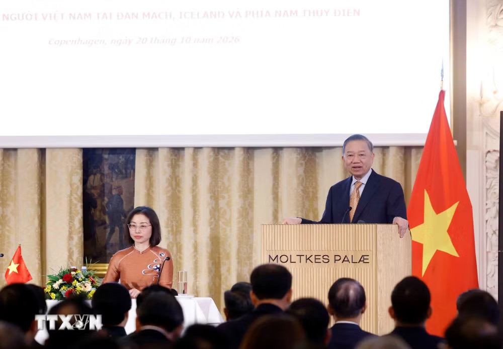 Tổng Bí thư, Chủ tịch nước Tô Lâm nói chuyện thân mật với cán bộ, nhân viên Đại sứ quán Việt Nam tại Đan Mạch và cộng đồng người Việt Nam tại Đan Mạch, Iceland và Nam Thuỵ Điển. (Ảnh: Thống Nhất/TTXVN) ttxvn_tong-bi-thu-chu-tich-nuoc-va-phu-nhan-gap-cong-dong-nguoi-viet-nam-tai-dan-mach-iceland-va-nam-thuy-dien-2110.jpg