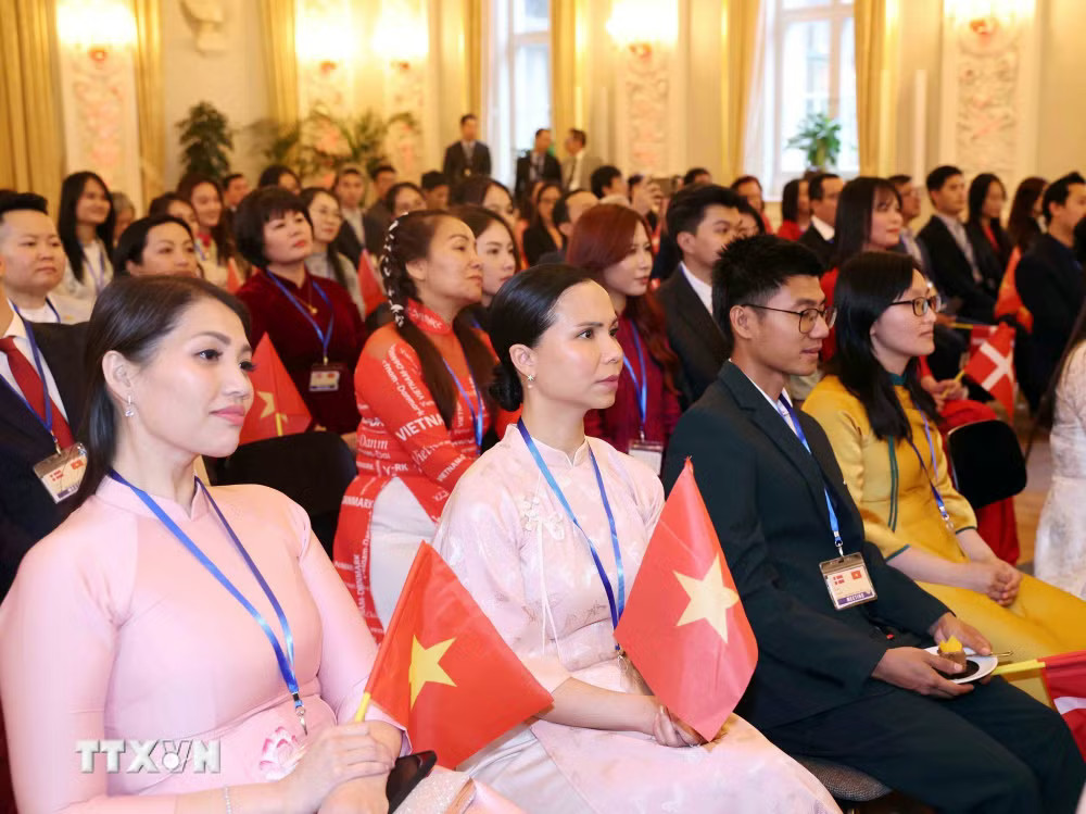 Cán bộ, nhân viên Đại sứ quán Việt Nam tại Đan Mạch và cộng đồng người Việt Nam tại Đan Mạch, Iceland và Nam Thuỵ Điển dự buổi gặp. (Ảnh: Thống Nhất/TTXVN) ttxvn_tong-bi-thu-chu-tich-nuoc-va-phu-nhan-gap-cong-dong-nguoi-viet-nam-tai-dan-mach-iceland-va-nam-thuy-dien-8709.jpg