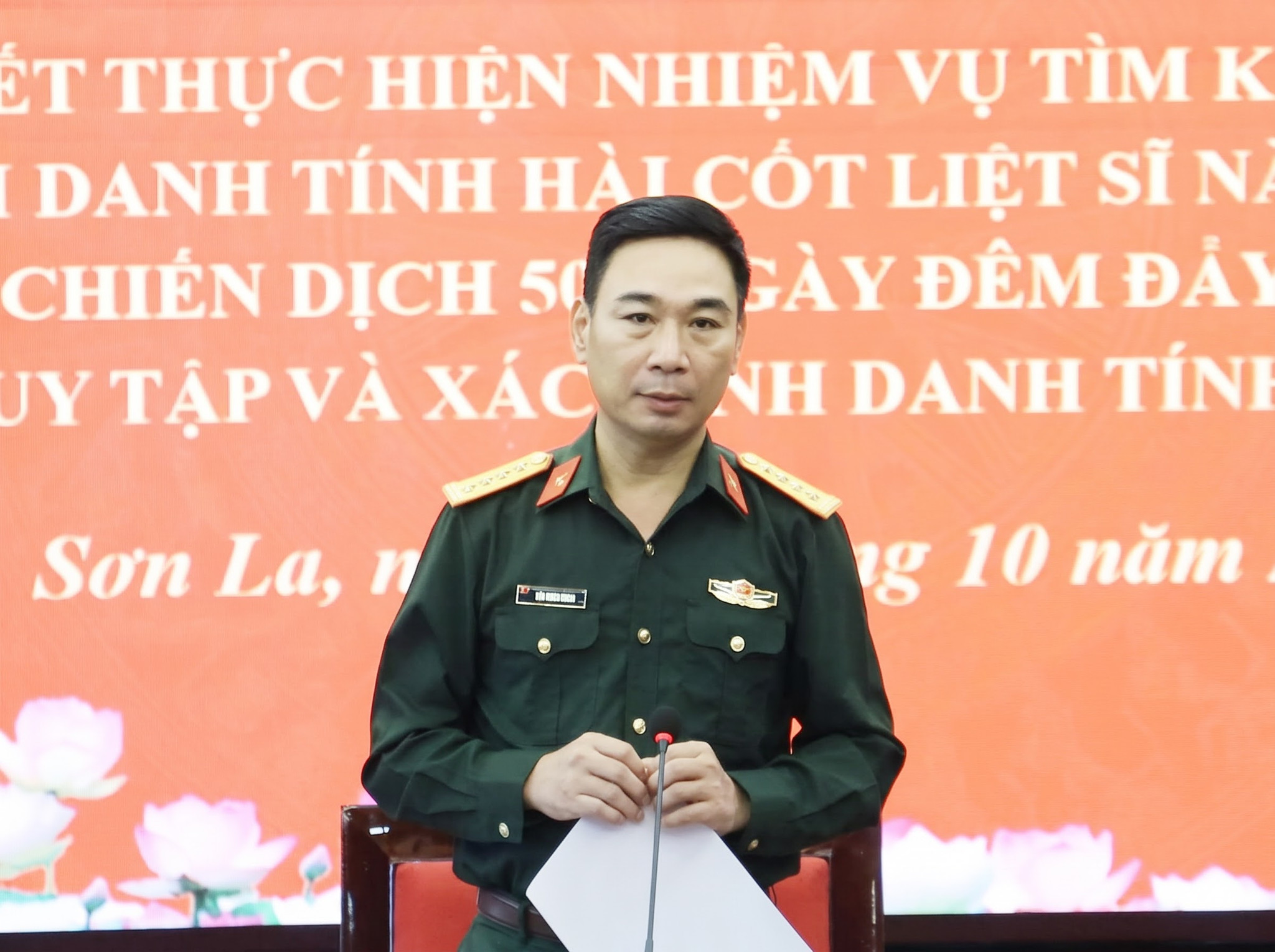 Đại tá Đậu Thanh Quang, Chính ủy Bộ Chỉ huy Quân sự tỉnh, Phó Trưởng ban Thường trực Ban Chỉ đạo tỉnh Sơn La phát biểu tại hội nghị.