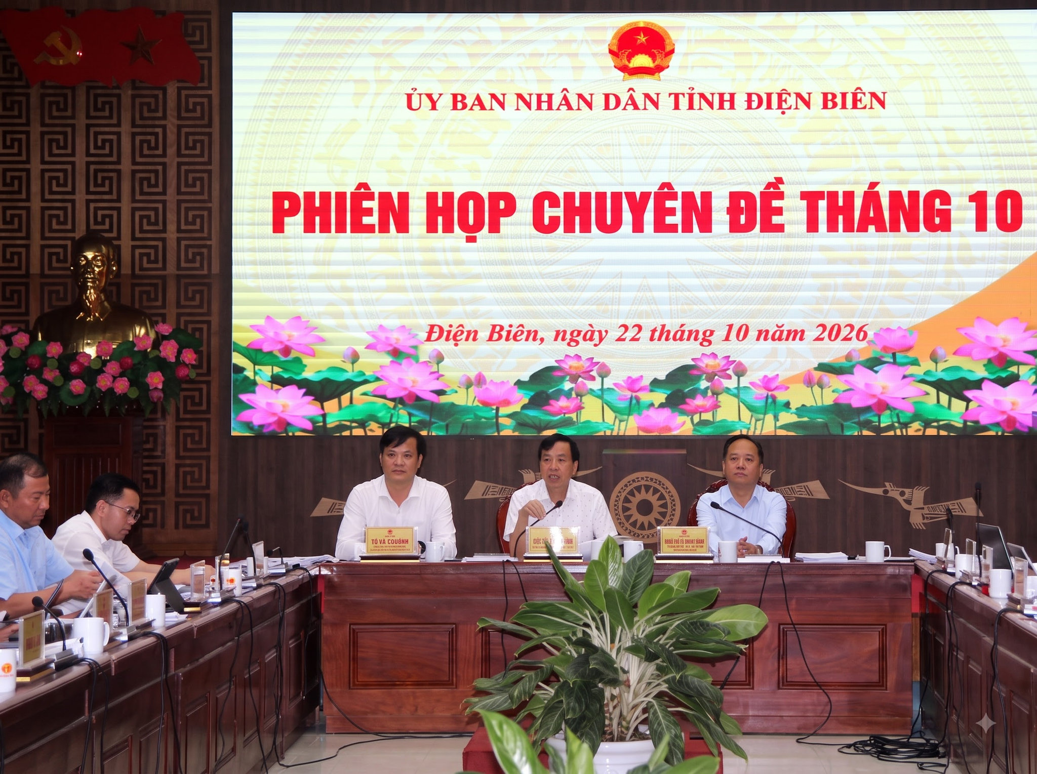 Đồng chí Lê Văn Lương, Phó Bí thư Tỉnh ủy, Chủ tịch UBND tỉnh cùng các đồng chí Phó Chủ tịch UBND tỉnh Điện Biên chủ trì phiên họp.