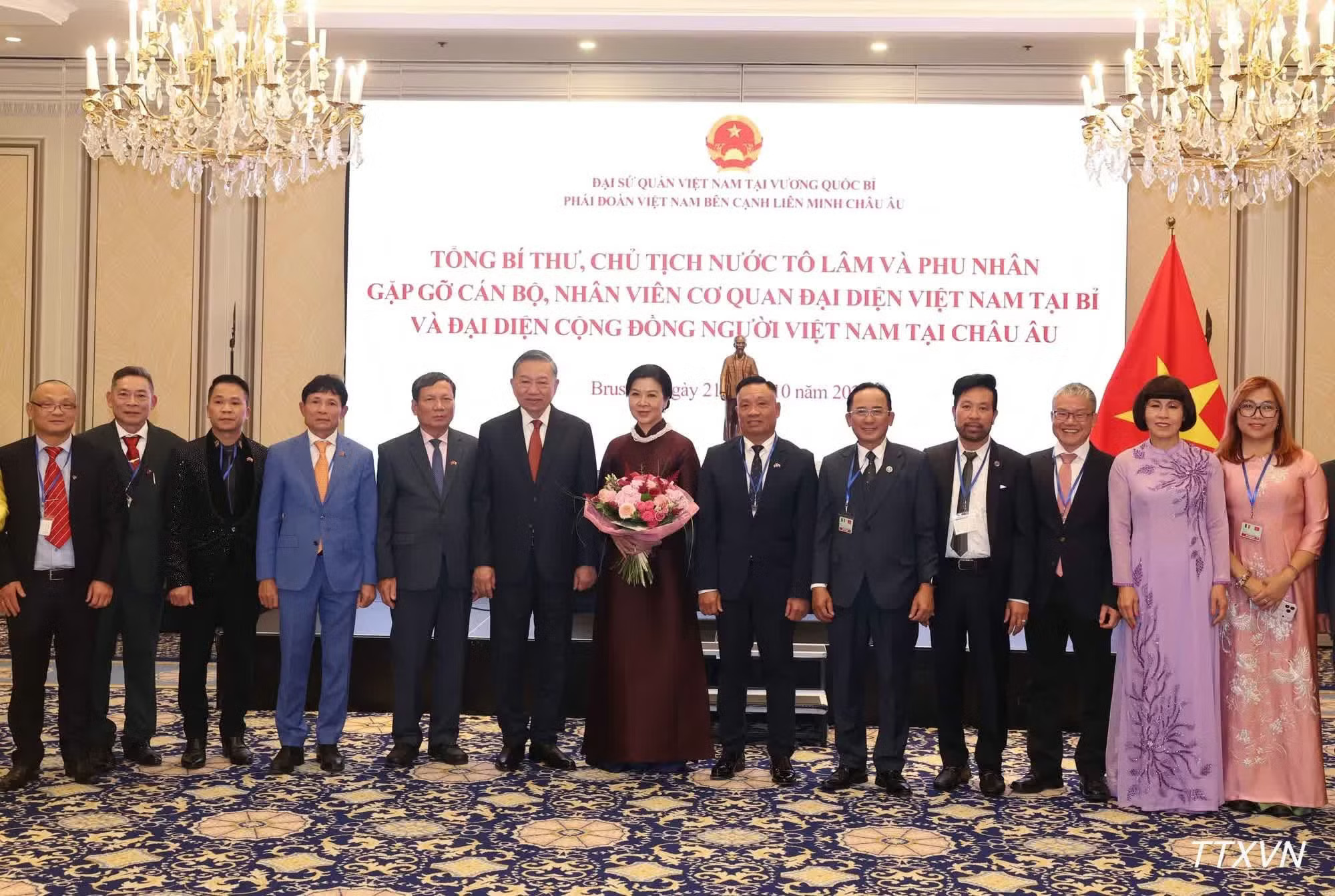 Tổng Bí thư, Chủ tịch nước Tô Lâm và Phu nhân Ngô Phương Ly chụp ảnh chung với đại diện cộng đồng người Việt Nam tại châu Âu. (Ảnh: TTXVN) vna-potal-tong-bi-thu-chu-tich-nuoc-va-phu-nhan-gap-dai-dien-cong-dong-nguoi-viet-nam-tai-chau-au.jpg