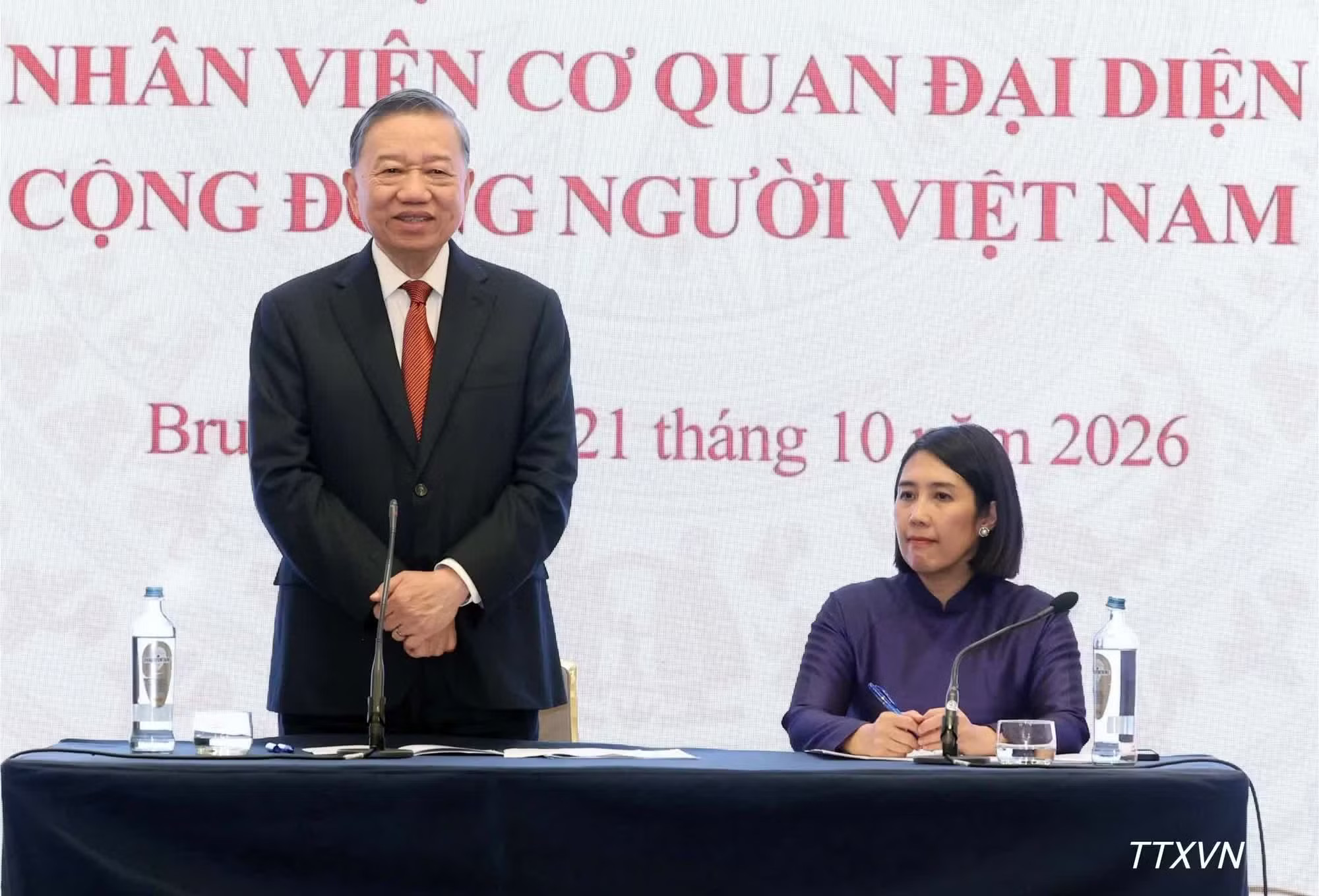 Tổng Bí thư, Chủ tịch nước Tô Lâm nói chuyện thân mật với cán bộ, nhân viên Đại sứ quán Việt Nam tại Bỉ và đại diện cộng đồng người Việt Nam tại châu Âu. vna-potal-tong-bi-thu-chu-tich-nuoc-va-phu-nhan-gap-dai-dien-cong-dong-nguoi-viet-nam-tai-chau-au-6660.jpg