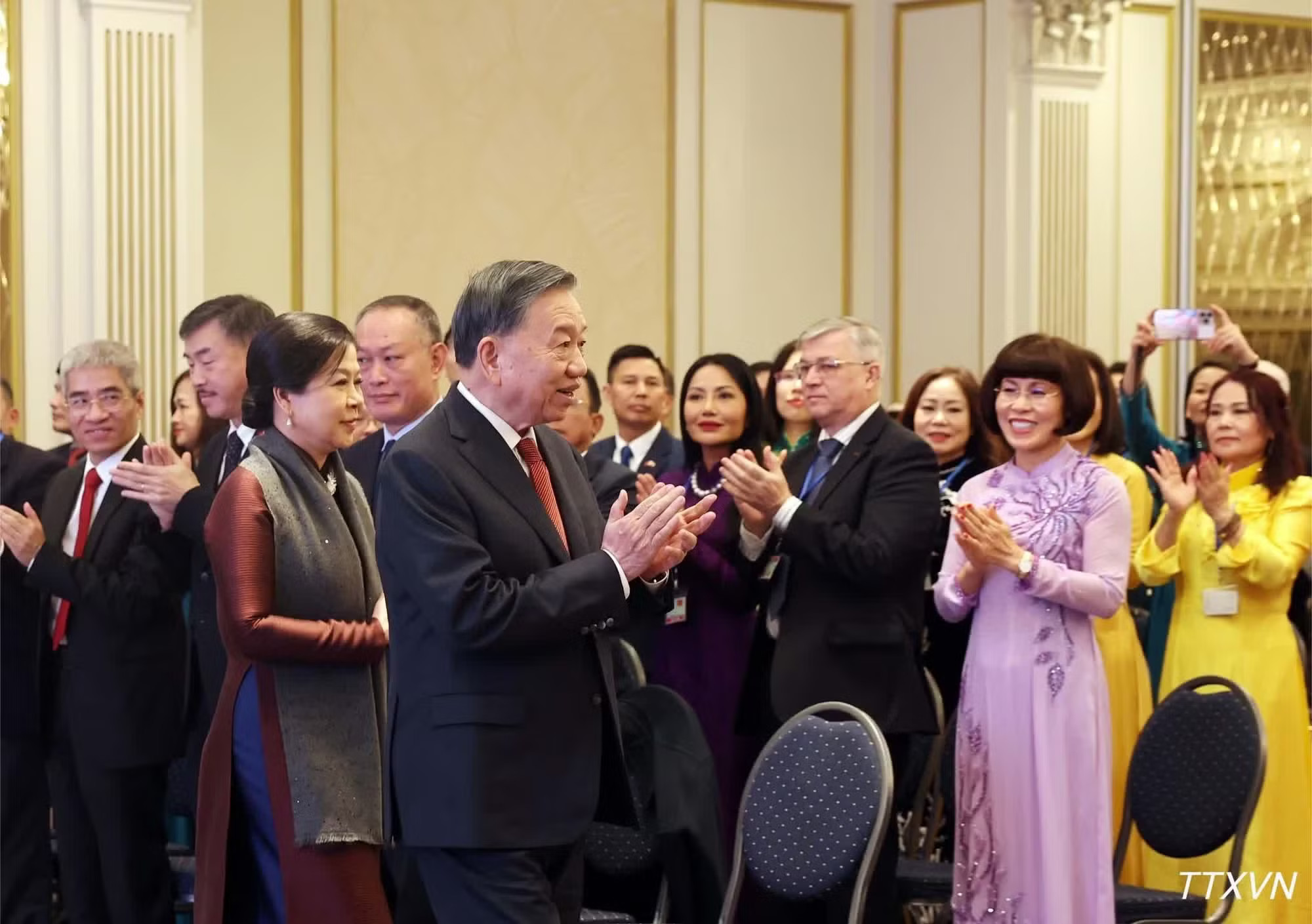 Tổng Bí thư, Chủ tịch nước Tô Lâm và Phu nhân Ngô Phương Ly gặp gỡ cán bộ, nhân viên Đại sứ quán Việt Nam tại Vương quốc Bỉ và đại diện cộng đồng người Việt Nam tại châu Âu. vna-potal-tong-bi-thu-chu-tich-nuoc-va-phu-nhan-gap-dai-dien-cong-dong-nguoi-viet-nam-tai-chau-au-2458.jpg