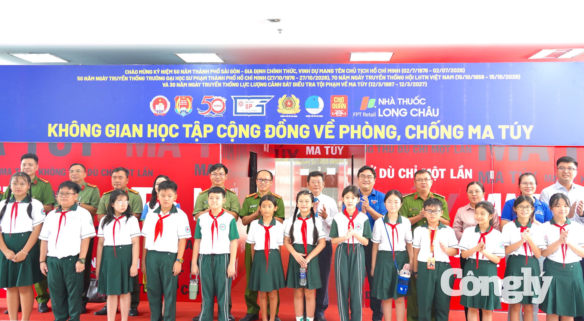 Các đại biểu chụp hình lưu niệm cùng các em học sinh.
