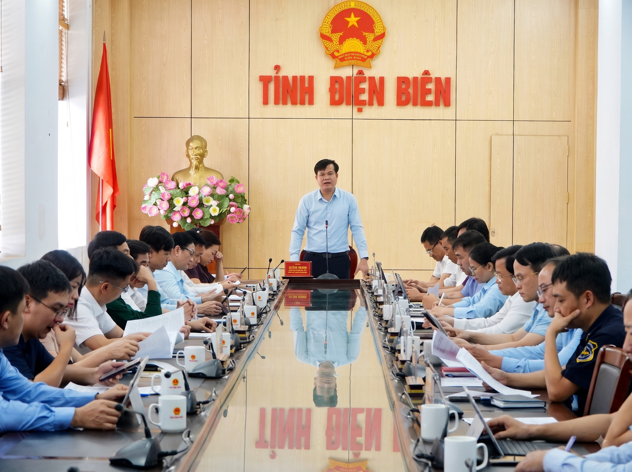Phó Chủ tịch Thường trực UBND Tỉnh Lò Văn Cương phát biểu tại cuộc họp