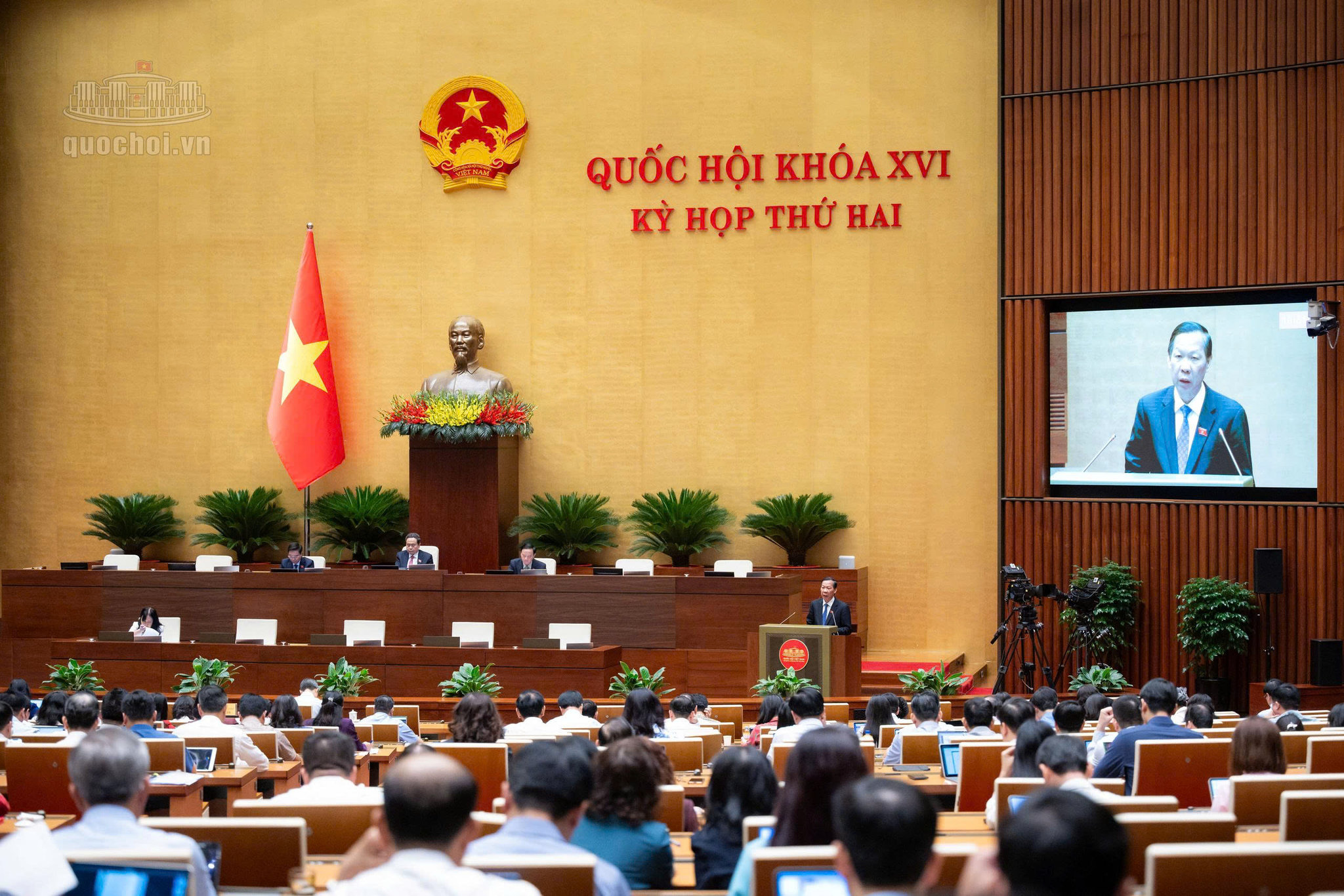Chủ nhiệm Ủy ban Kinh tế và Tài chính Phan Văn Mãi trình bày tóm tắt Báo cáo thẩm tra dự án Luật Ngân sách nhà nước (hợp nhất)