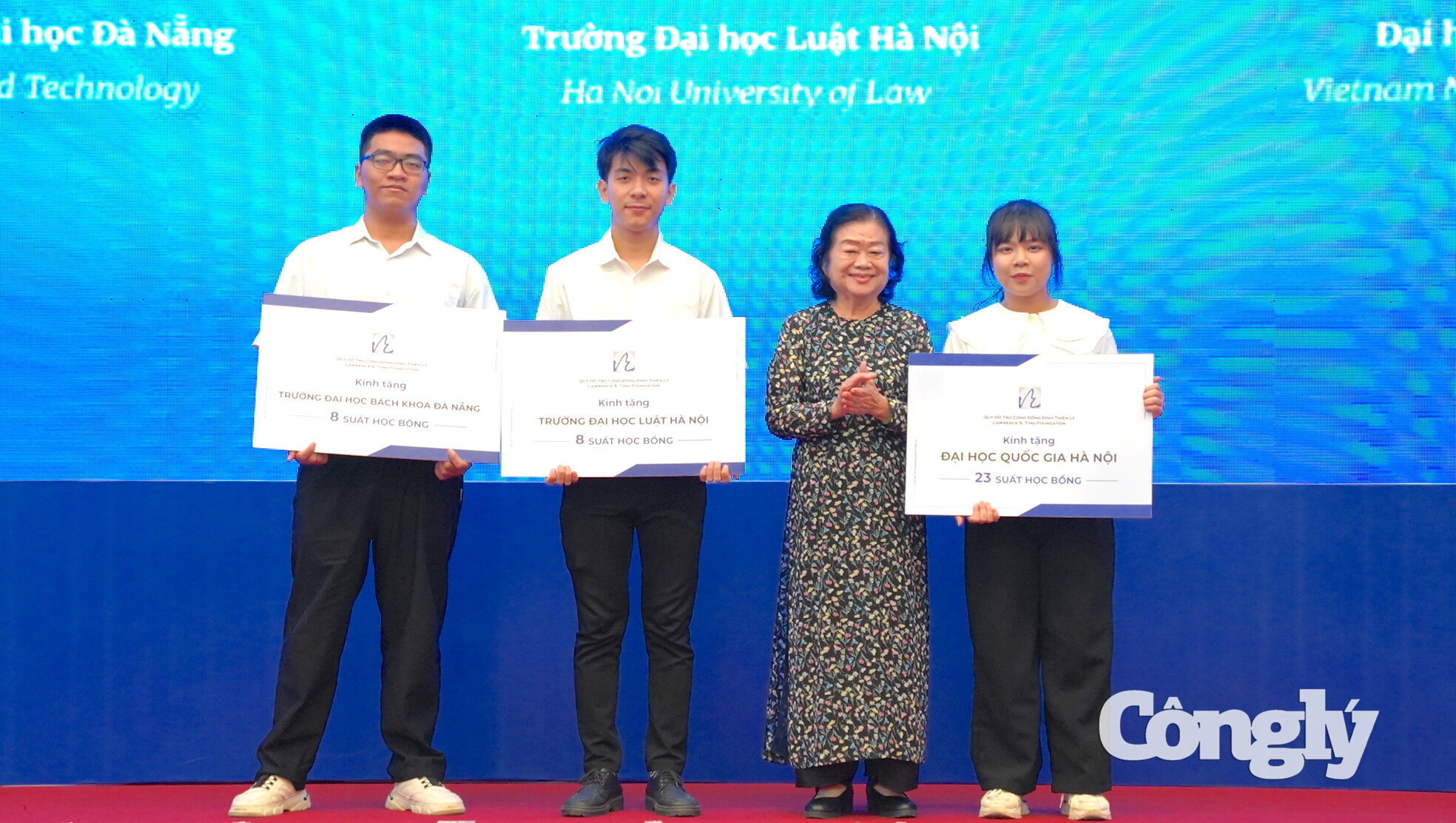 Nguyên Bí thư Trung ương Đảng, nguyên Phó Chủ tịch nước Trương Mỹ Hoa trao học bổng cho đại diện các trường đại học.