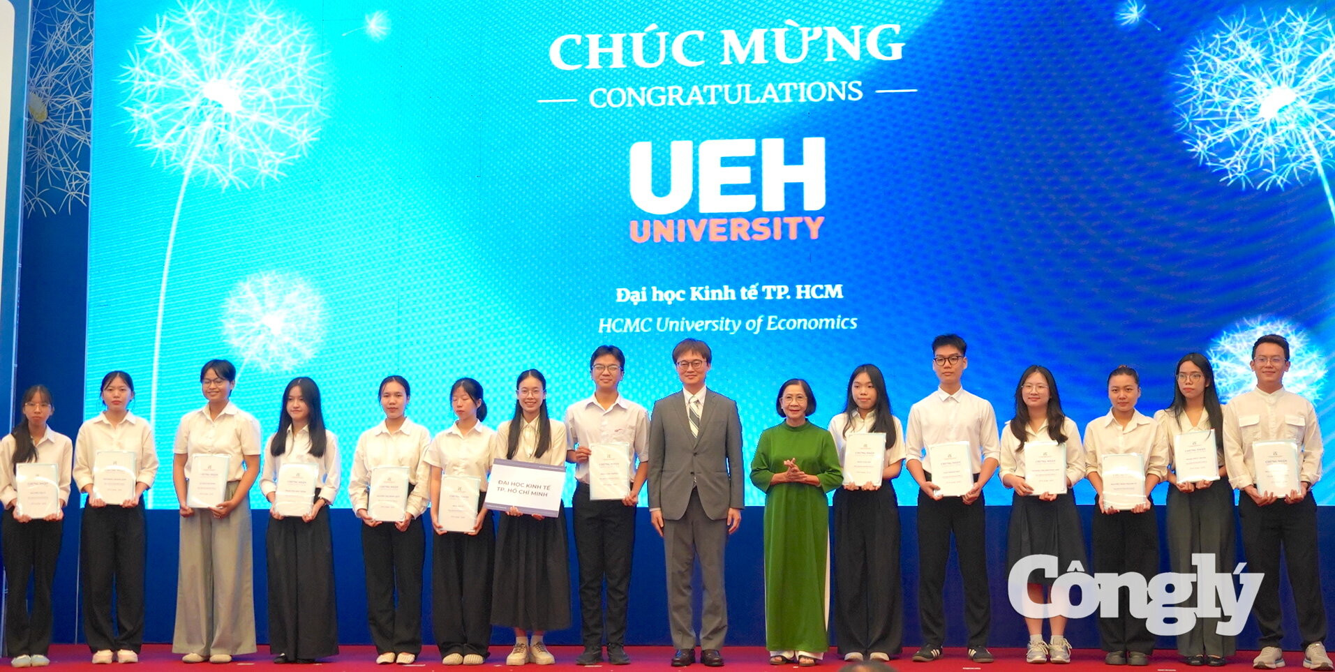 Trao học bổng cho sinh viên Trường Đại học Kinh tế TP.HCM.