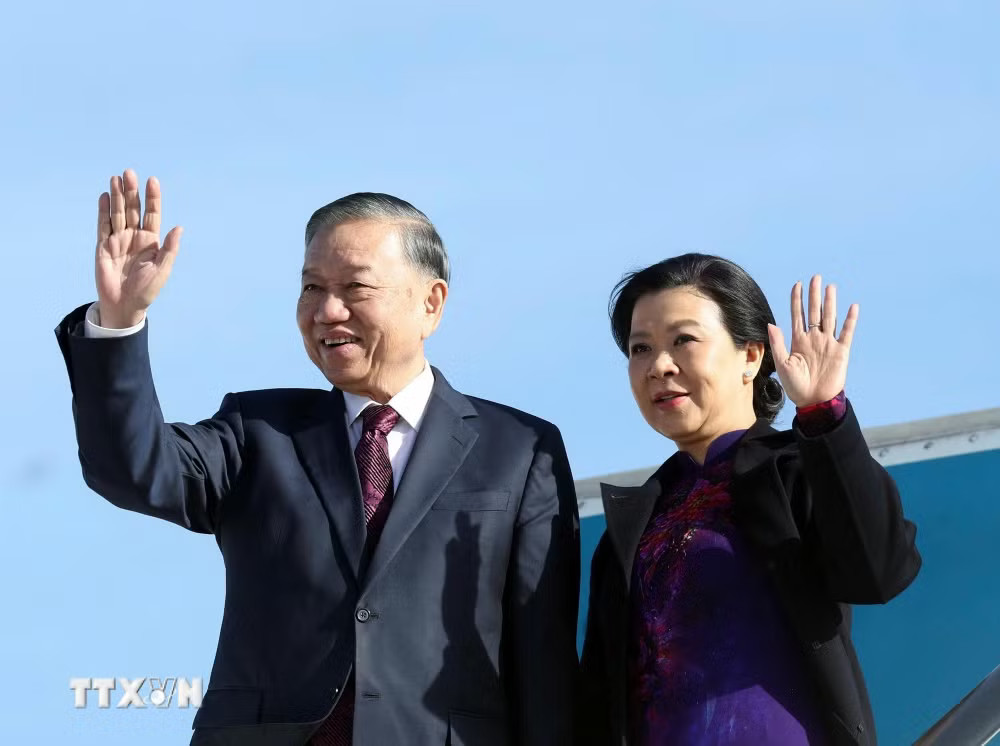 Tổng Bí thư, Chủ tịch nước Tô Lâm và Phu nhân rời thủ đô Brussels, kết thúc tốt đẹp chuyến thăm chính thức Liên minh châu Âu và Vương quốc Bỉ. (Ảnh: Thống Nhất/TTXVN) ttxvn_2410-tong-bi-thu-chu-tich-nuoc-ket-thuc-tot-dep-chuyen-tham-chinh-thuc-bi-va-eu-9798.jpg