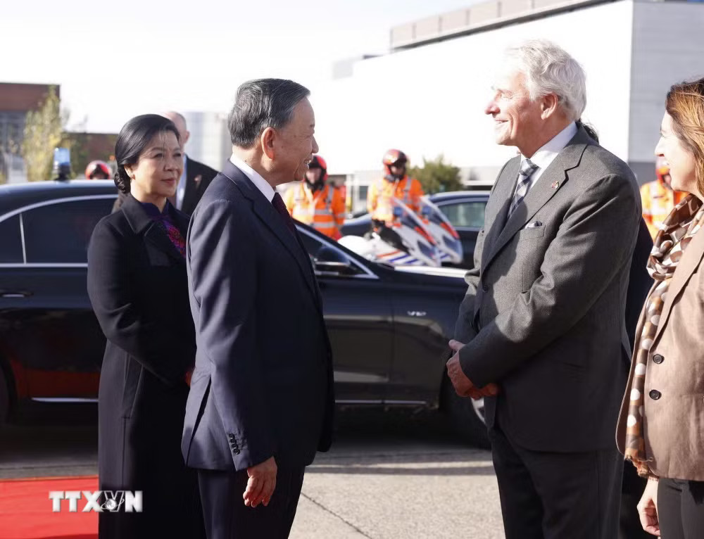 Tổng Bí thư, Chủ tịch nước Tô Lâm và Phu nhân rời Brussels, kết thúc tốt đẹp chuyến thăm chính thức EU và Vương quốc Bỉ. (Ảnh: Thống Nhất/TTXVN) ttxvn_2410-tong-bi-thu-chu-tich-nuoc-ket-thuc-tot-dep-chuyen-tham-chinh-thuc-bi-va-eu-3962.jpg