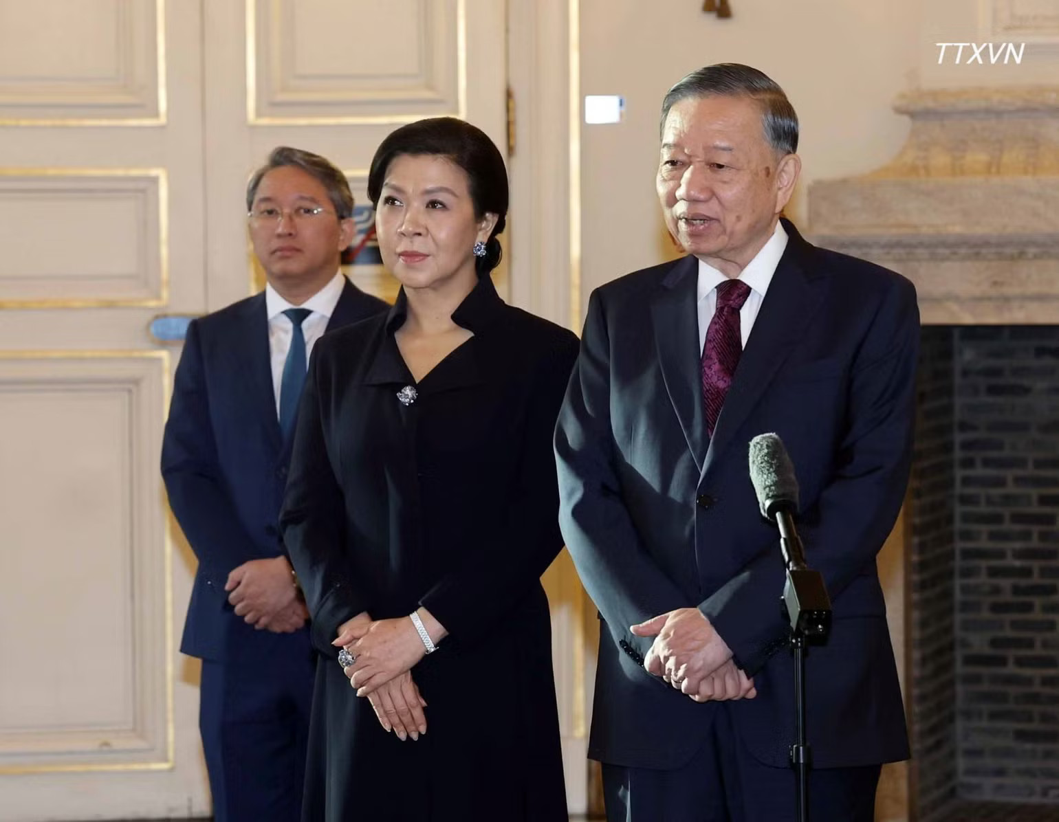 4-tbt-cthu-tich-nuoc-va-phu-nhan-tham-tang-sach-cho-thu-vien-hoang-gia-bi.jpg