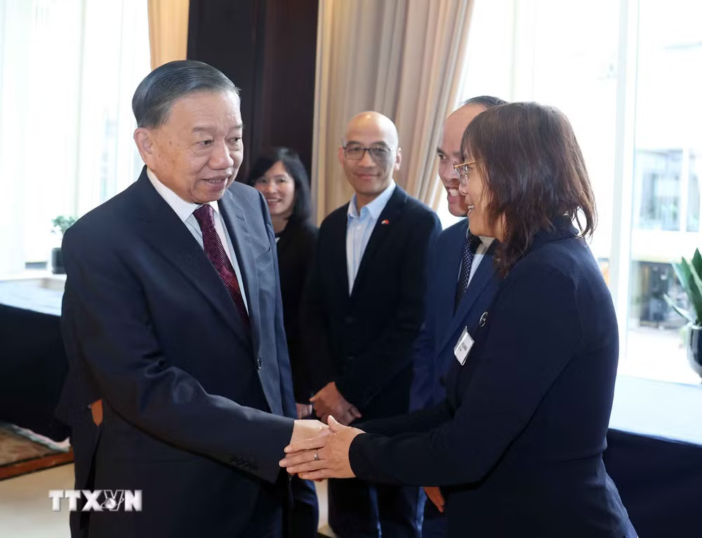 Tổng Bí thư, Chủ tịch nước Tô Lâm gặp gỡ chuyên gia, trí thức người Việt Nam tại Bỉ và Luxembourg. (Ảnh: Thống Nhất/TTXVN) ttxvn_2410-tong-bi-thu-chu-tich-nuoc-to-lam-gap-go-chuyen-gia-tri-thuc-nguoi-viet-nam-tai-bi-va-luxembourg-7.jpg