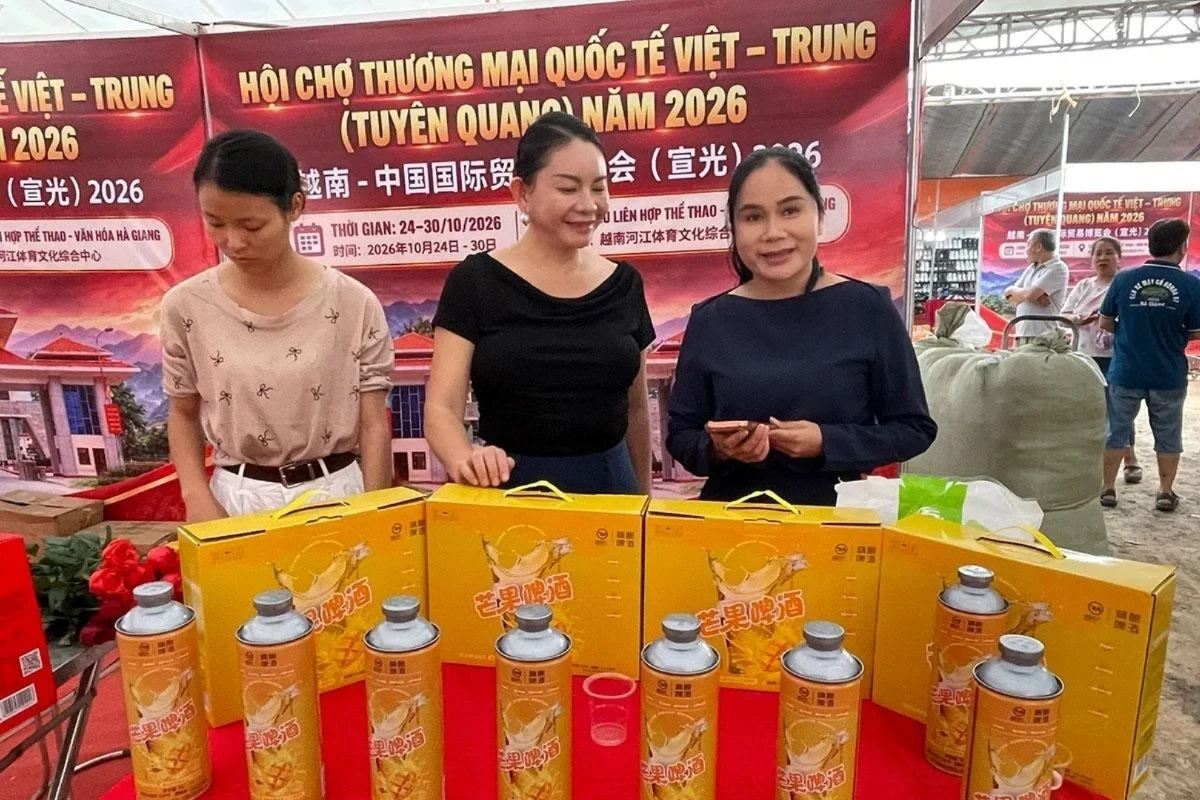 du-khach-tham-quan-mua-sam-tai-hoi-cho-thuong-mai-quoc-te-viet-trung(1).webp