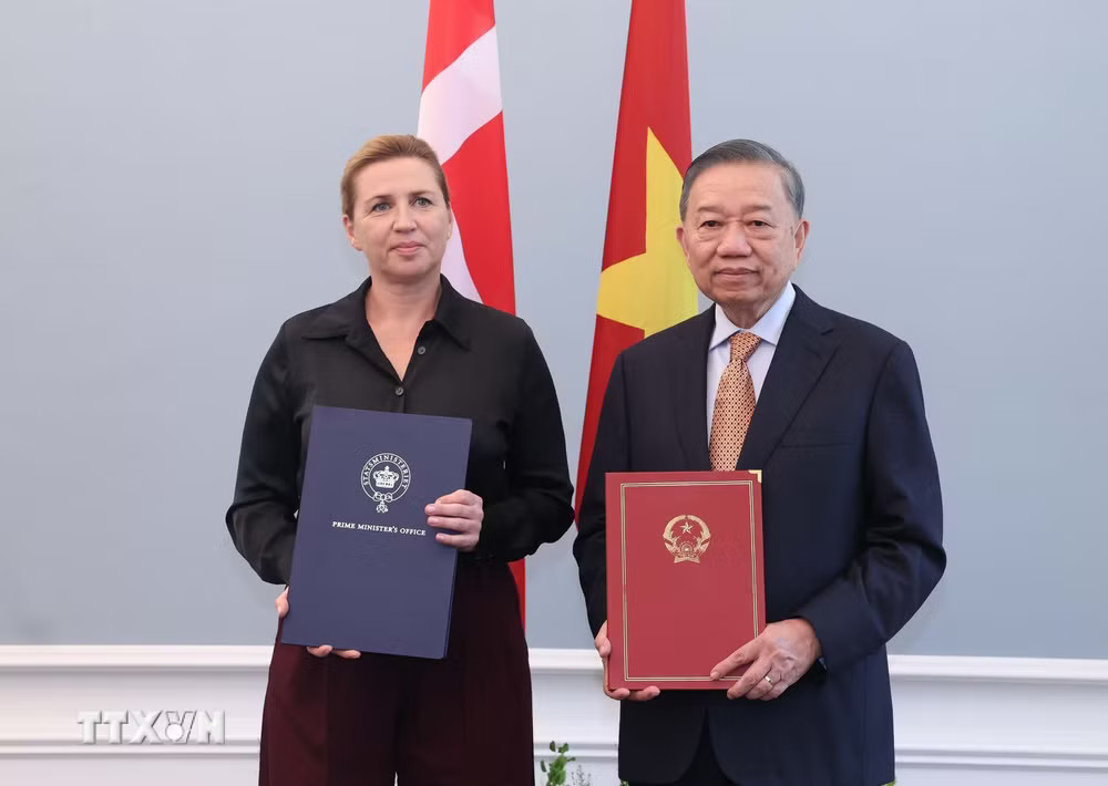 Tổng Bí thư, Chủ tịch nước Tô Lâm và Thủ tướng Đan Mạch Mette Frederiksen trao Tuyên bố chung về việc thiết lập quan hệ Đối tác chiến lược toàn diện Việt Nam-Đan Mạch. (Ảnh: Thống Nhất/TTXVN) ttxvn_thiet-lap-quan-he-doi-tac-chien-luoc-toan-dien-viet-nam-dan-mach-2.jpg