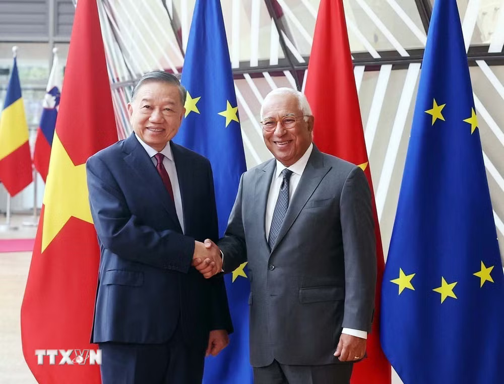 Chủ tịch Hội đồng châu Âu Antonio Costa đón Tổng Bí thư, Chủ tịch nước Tô Lâm. (Ảnh: Thống Nhất/TTXVN) ttxvn_le-don-tong-bi-thu-chu-tich-nuoc-to-lam-tham-chinh-thuc-lien-minh-chau-au-5160.jpg