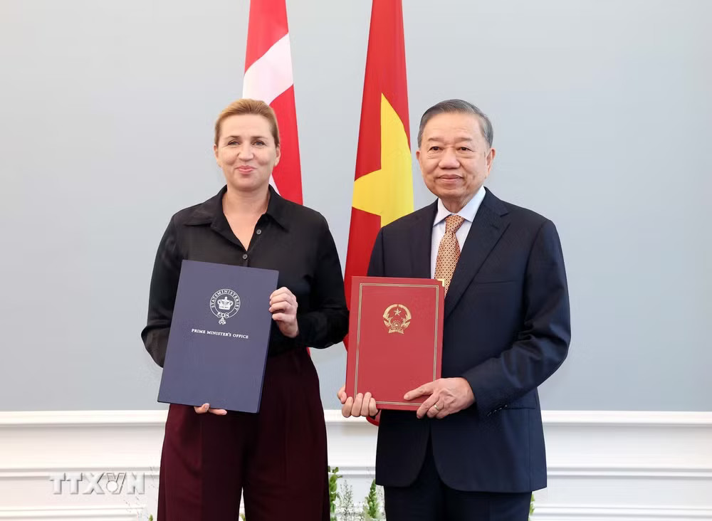 Tổng Bí thư, Chủ tịch nước Tô Lâm và Thủ tướng Đan Mạch Mette Frederiksen trao Tuyên bố chung về việc thiết lập quan hệ Đối tác chiến lược toàn diện Việt Nam-Đan Mạch. (Ảnh: Thống Nhất/TTXVN) ttxvn_thiet-lap-quan-he-doi-tac-chien-luoc-toan-dien-viet-nam-dan-mach.jpg