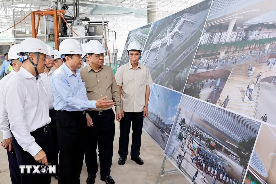 Chủ tịch Quốc hội Trần Thanh Mẫn đến kiểm tra Dự án đầu tư mở rộng Cảng hàng không quốc tế Phú Quốc. (Ảnh: Doãn Tấn/TTXVN)