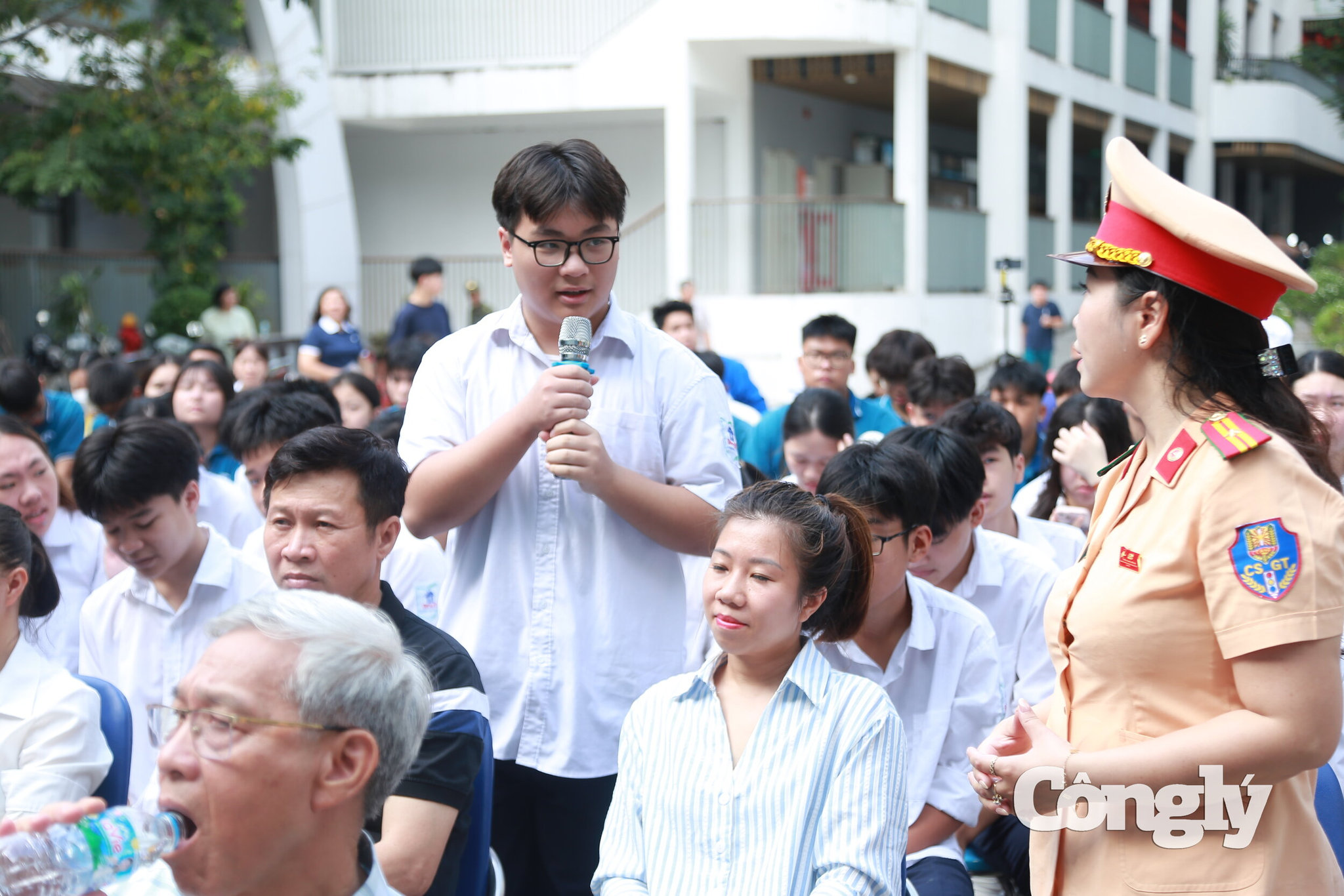 Tuyên truyền pháp luật về giao thông và bồi dưỡng kỹ năng lái xe an toàn cho gần 1.000 học sinh, người dân (37)