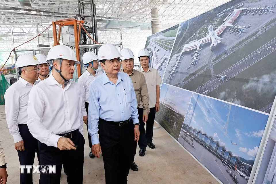 Chủ tịch Quốc hội Trần Thanh Mẫn đến kiểm tra Dự án đầu tư mở rộng Cảng hàng không quốc tế Phú Quốc. (Ảnh: Doãn Tấn/TTXVN)