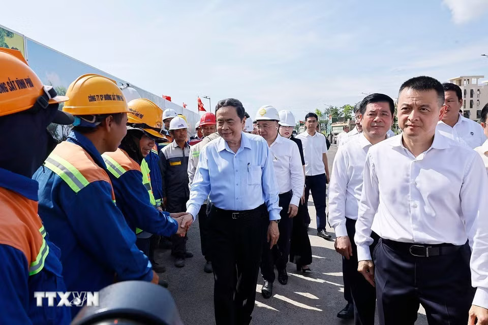 Chủ tịch Quốc hội Trần Thanh Mẫn cùng Đoàn công tác đến kiểm tra Dự án đường tỉnh ĐT.975 và Dự án Tuyến tàu điện đô thị đoạn 1. (Ảnh: Doãn Tấn/TTXVN)