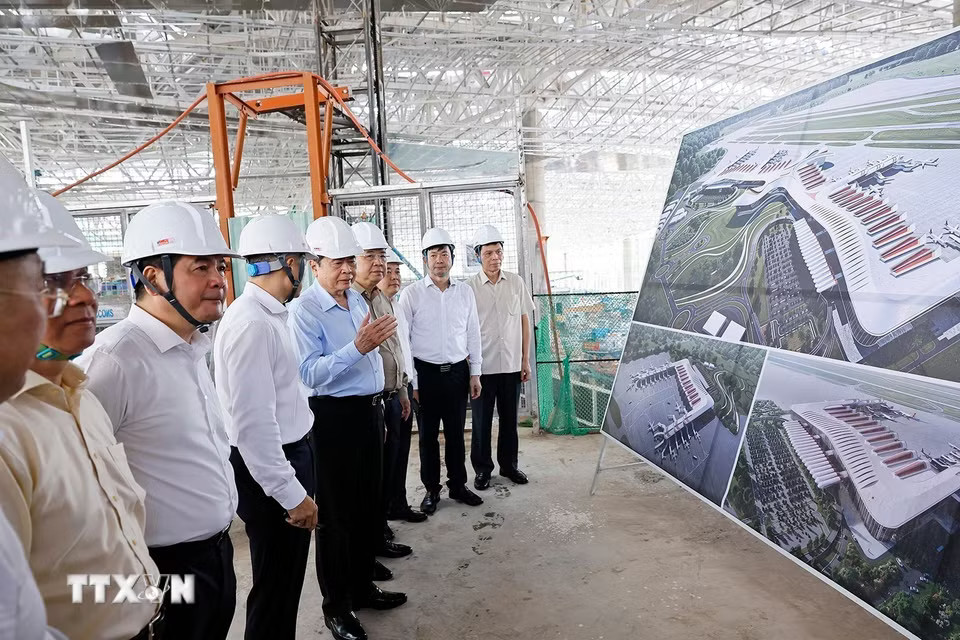 Chủ tịch Quốc hội Trần Thanh Mẫn đến kiểm tra Dự án đầu tư mở rộng Cảng hàng không quốc tế Phú Quốc. (Ảnh: Doãn Tấn/TTXVN)