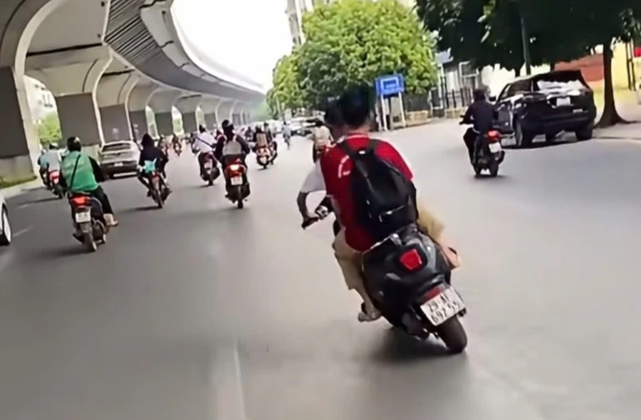 Hình ảnh 2 học sinh lạng lách đánh võng trên đường Trường Chinh (Ảnh: Công an cung cấp).