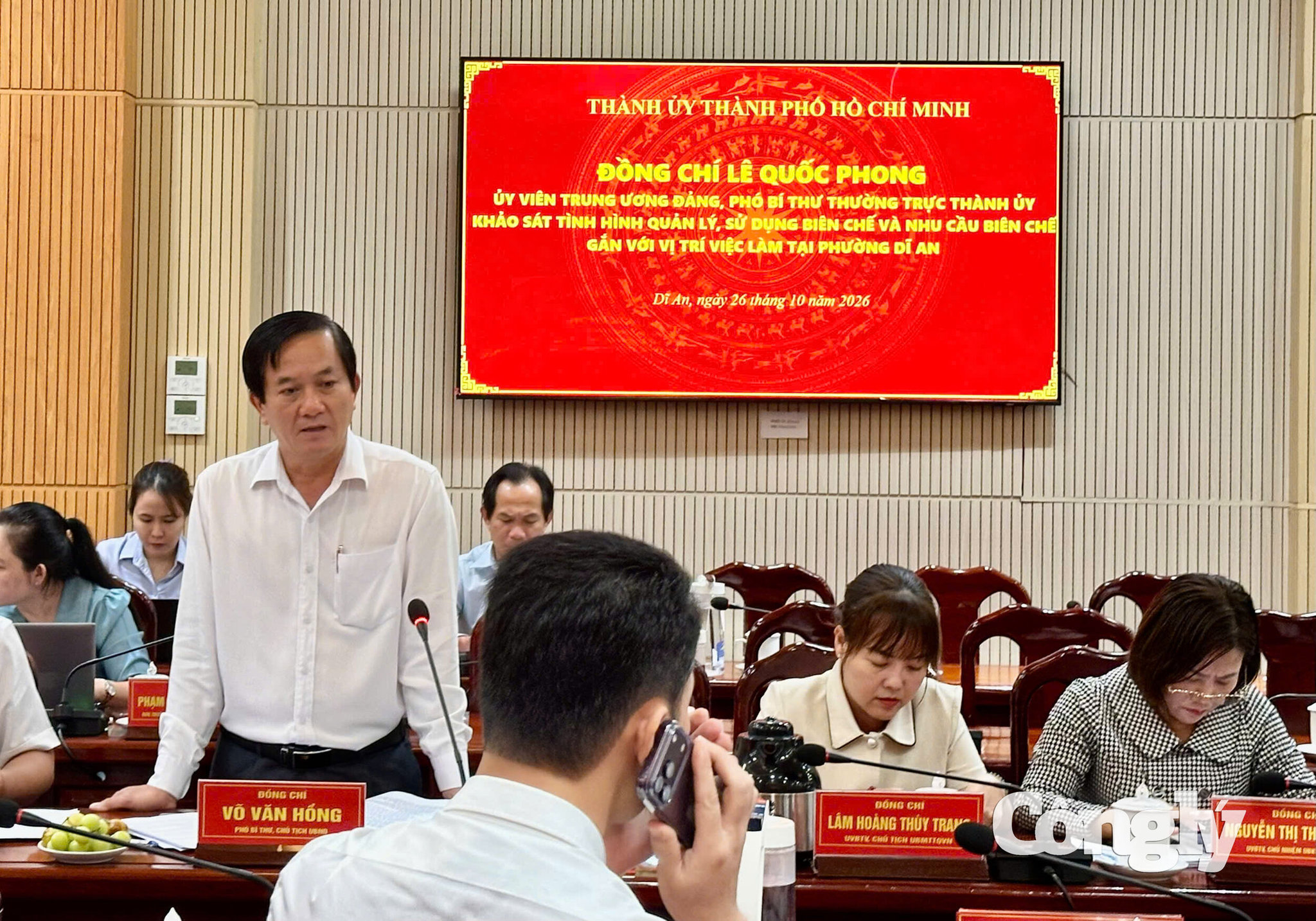 Anh 3 Ong Vo Van Hong chu tich ubnd di an bao cao tinh hinh voi doan khao sat