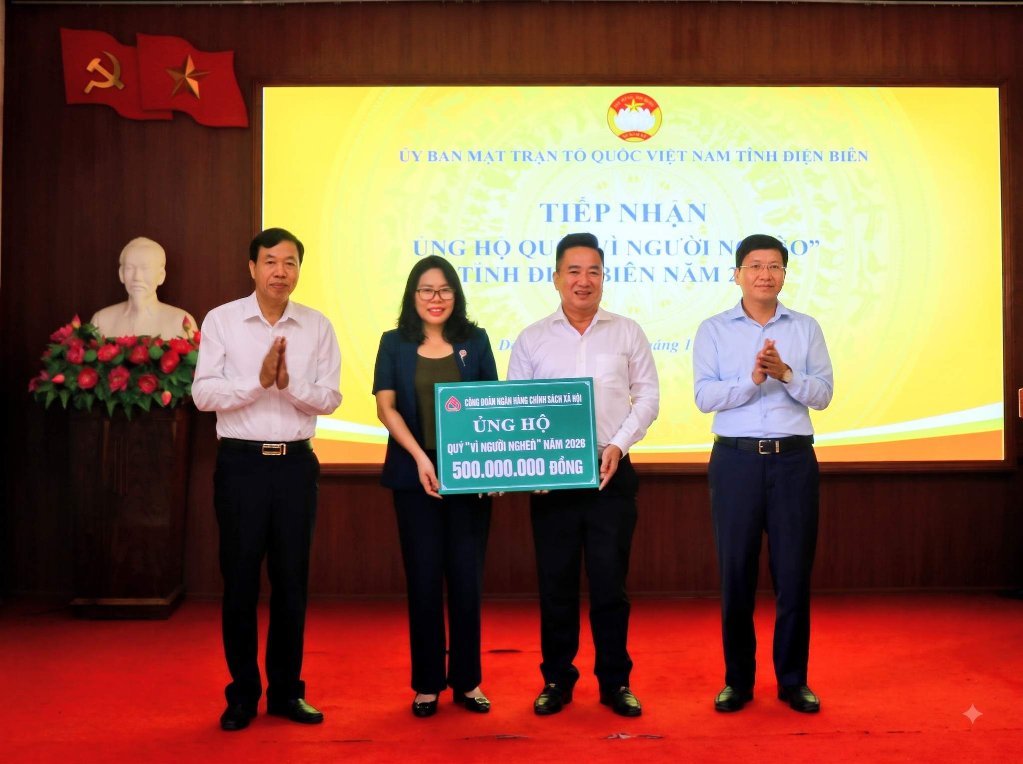 Các đồng chí lãnh đạo tỉnh Điện Biên tiếp nhận sự hỗ trợ.