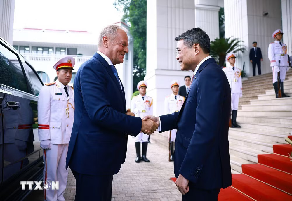 Thủ tướng Lê Minh Hưng đón Thủ tướng Ba Lan Donald Tusk. (Ảnh: Dương Giang/TTXVN) ttxvn_thu-tuong-le-minh-hung-chu-tri-le-don-thu-tuong-ba-lan-1.jpg