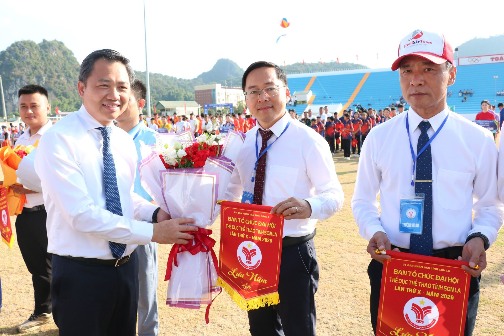 Ban tổ chức trao cờ lưu niệm