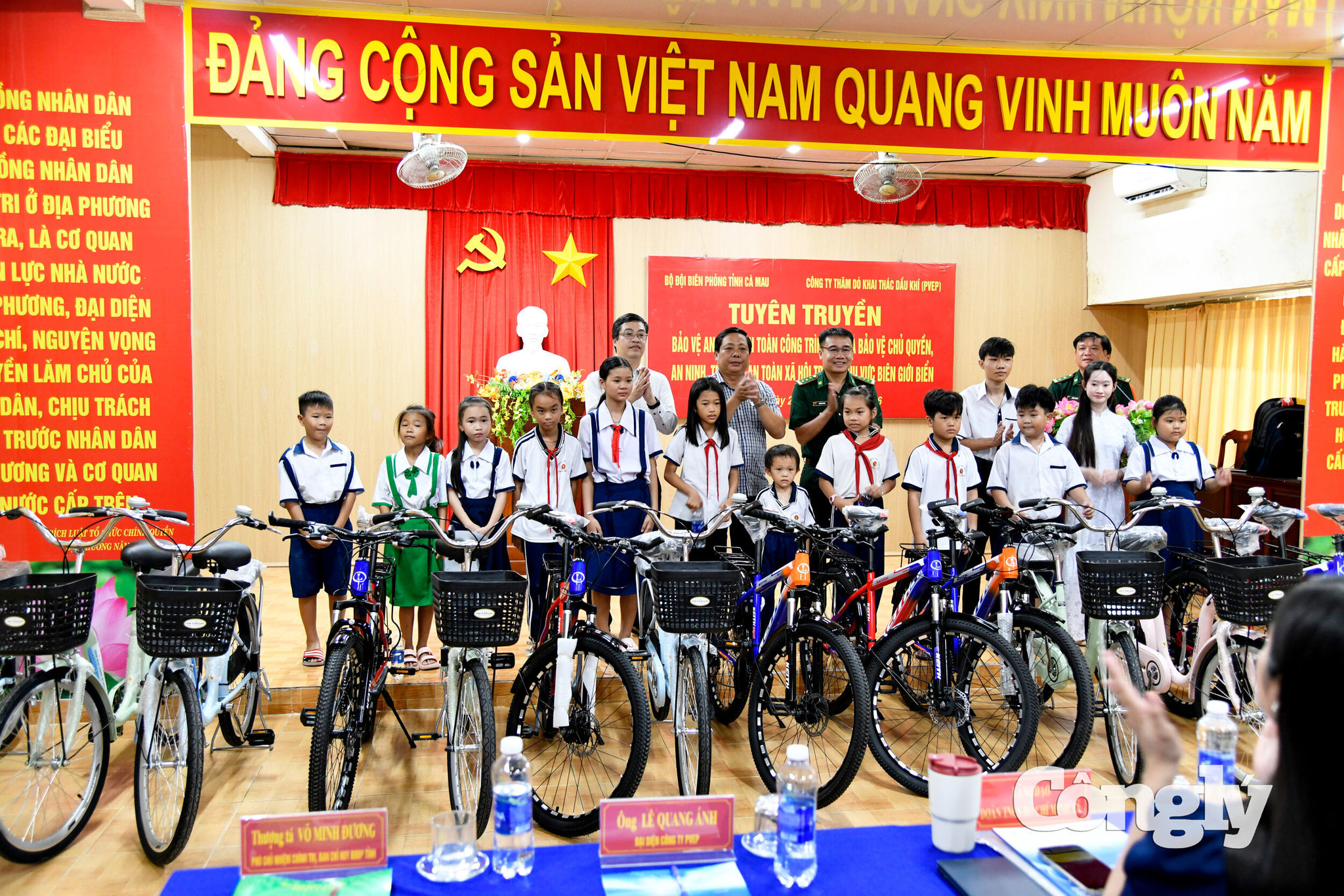 Các đơn vị còn trao tặng xe đạp cho các em học sinh có hoàn cảnh khó khăn trên khu vực biên giới có điều kiện đến trường