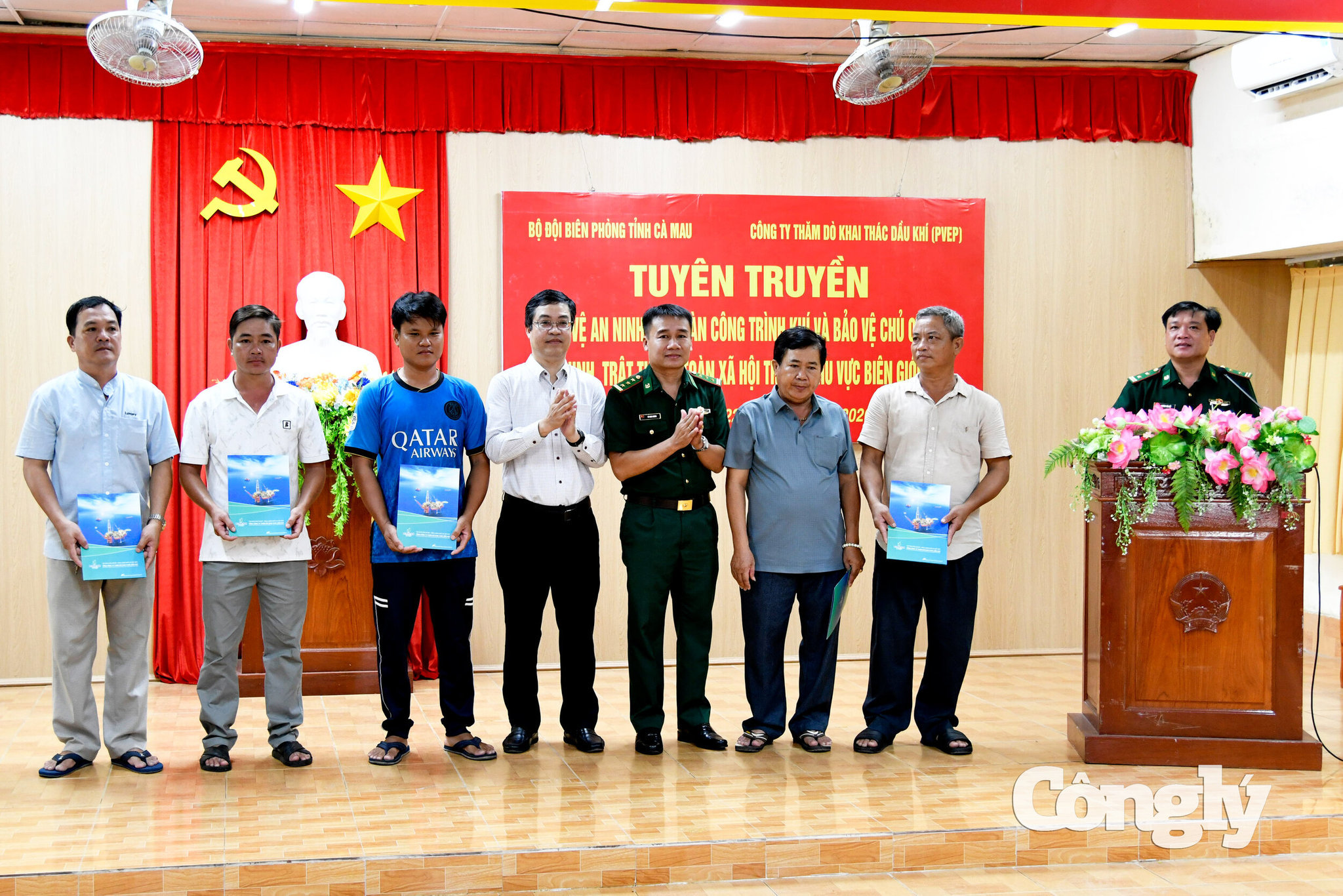Khen thưởng, động viên cho các ngư dân tiêu biểu trong công tác bảo vệ các công trình dầu khí trên biển
